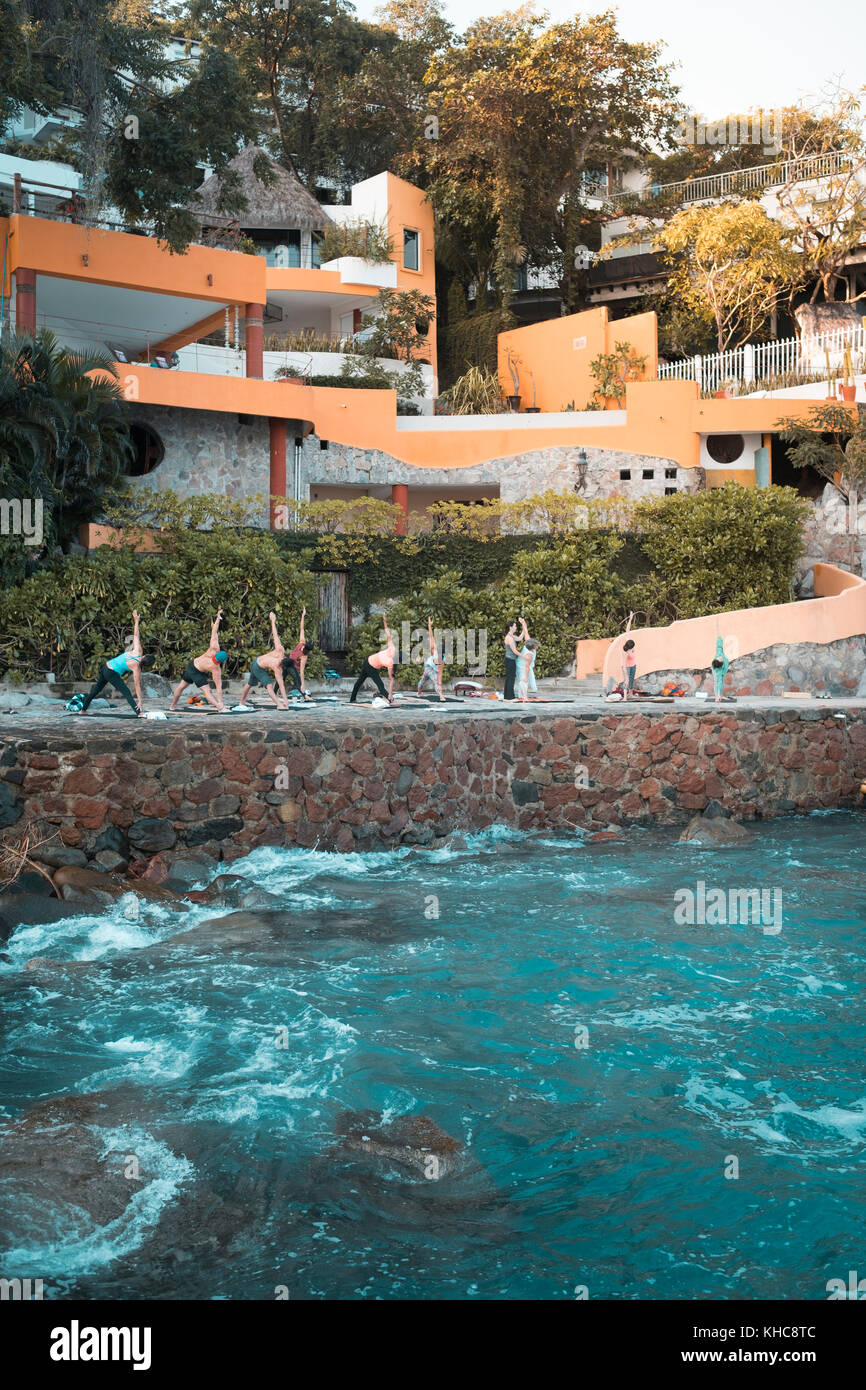 Groupe de plusieurs personnes de l'exercice. yoga retreat Puerto Vallarta, Mexique - mismaloya Banque D'Images