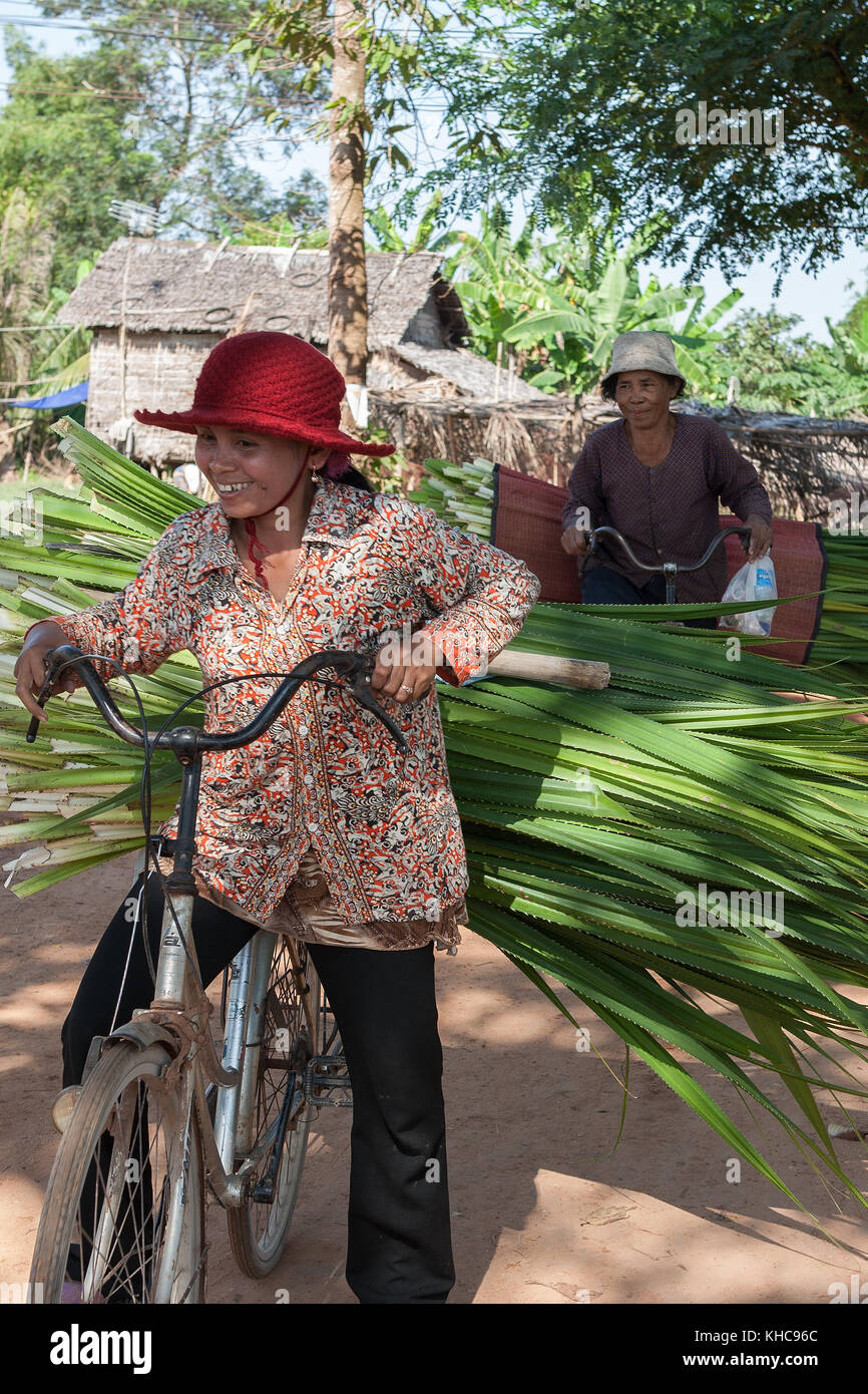 Vie rurale : une bicyclette-charge de produits dans le village de Ta Chet, commune de Somroang Yea, district de Puok, province de Siem Reap, Cambodge Banque D'Images