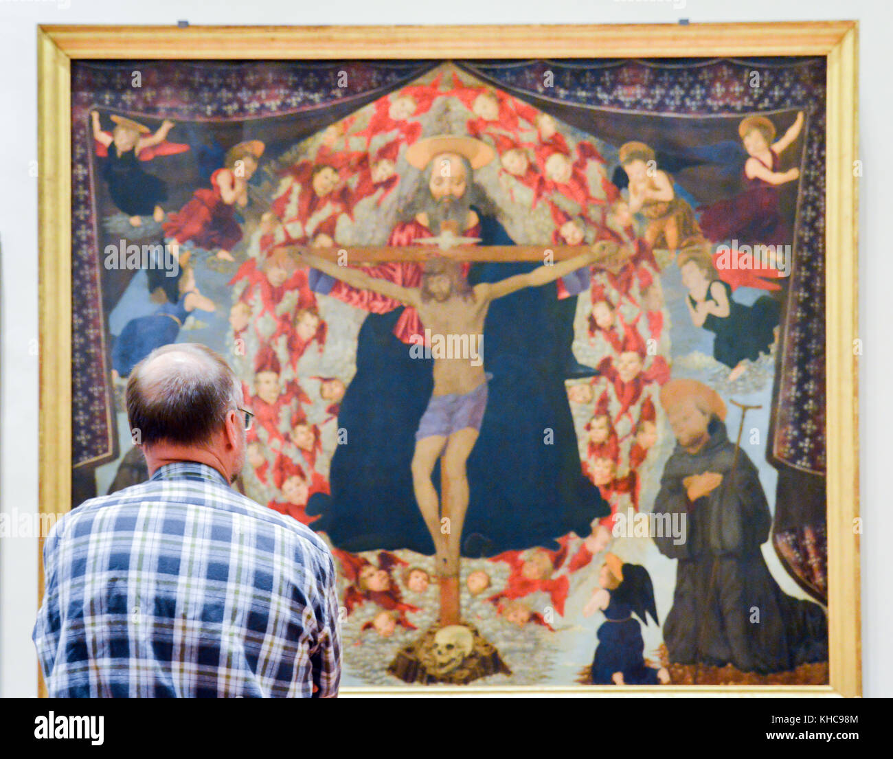 Florence, Italie - 31 octobre 2017 : Un homme âgé bénéficie d'une œuvre d'art religieux médiéval à Florence célèbre Galleria dell'Accademia Banque D'Images