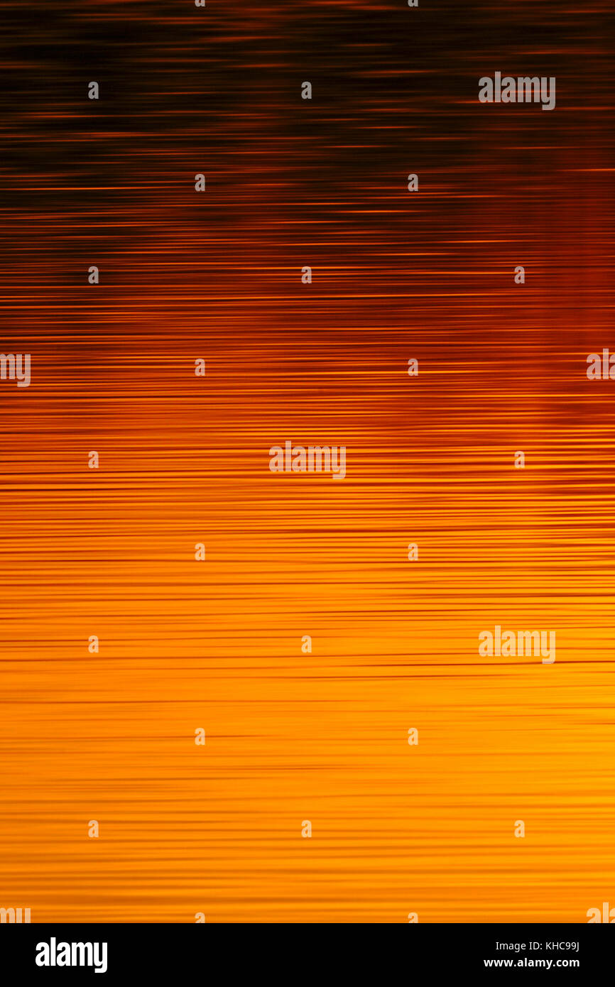 Coucher du soleil reflétant sur l'eau calme à nice accueil chaleureux tons rouge-orange, pleine d'atmosphère, l'atmosphère, l'humeur, Moody, l'Europe. Banque D'Images