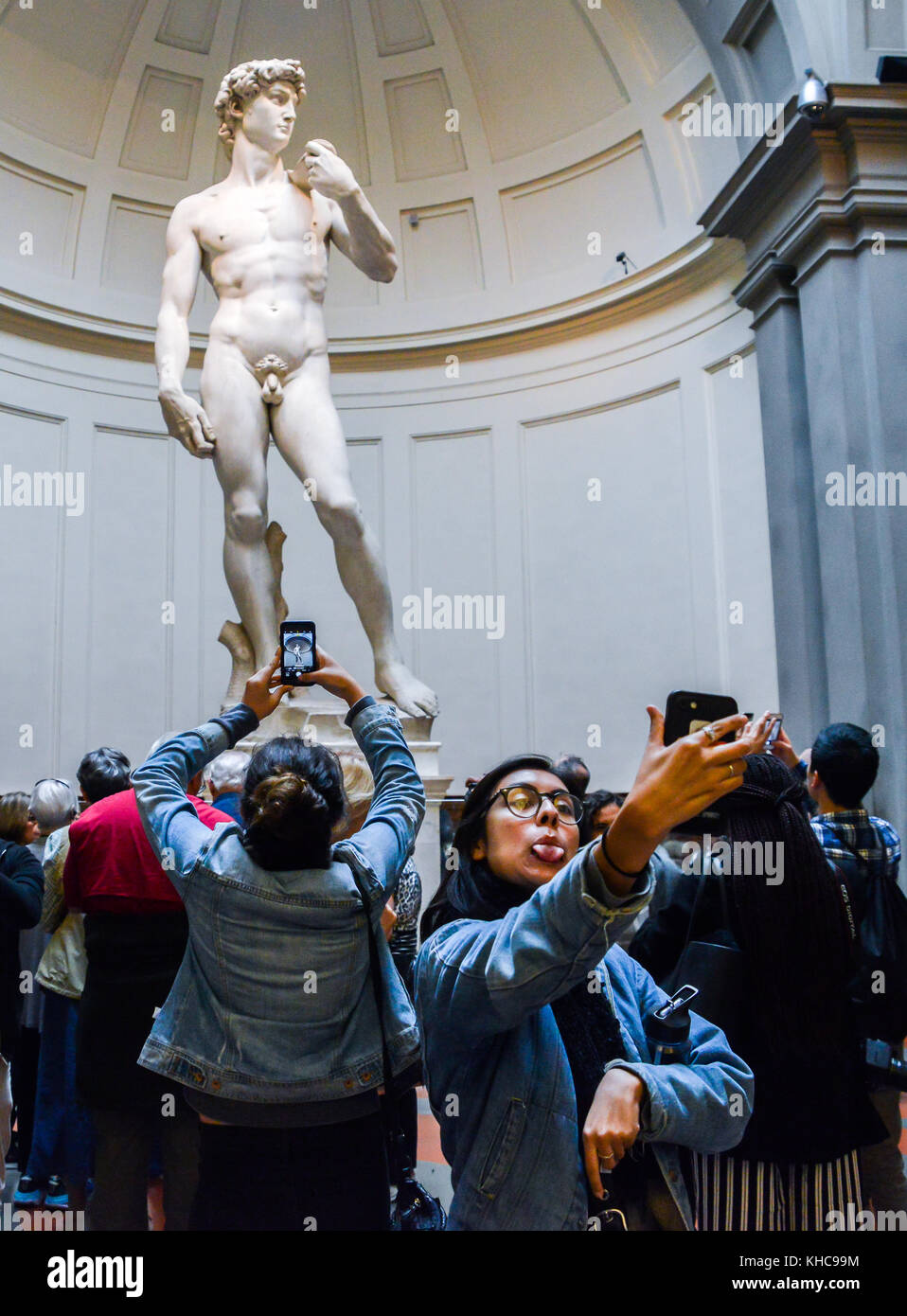 Jeune femme prend un seflie devant le David de Michel-Ange à la Galleria dell'Accademia de Florence Banque D'Images