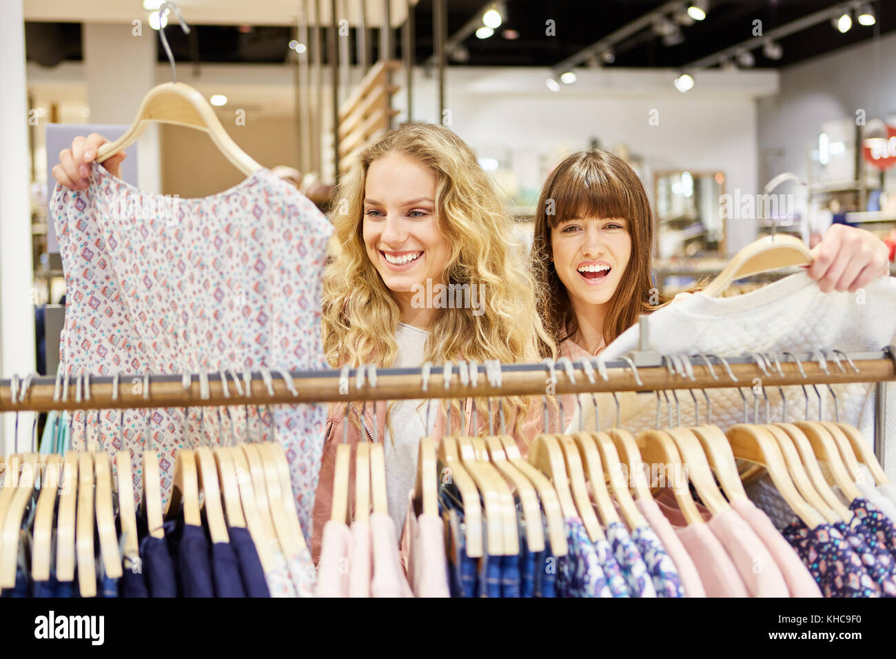 Deux adolescents s'amusent à faire les boutiques de vêtements dans la boutique de mode pour femmes Banque D'Images