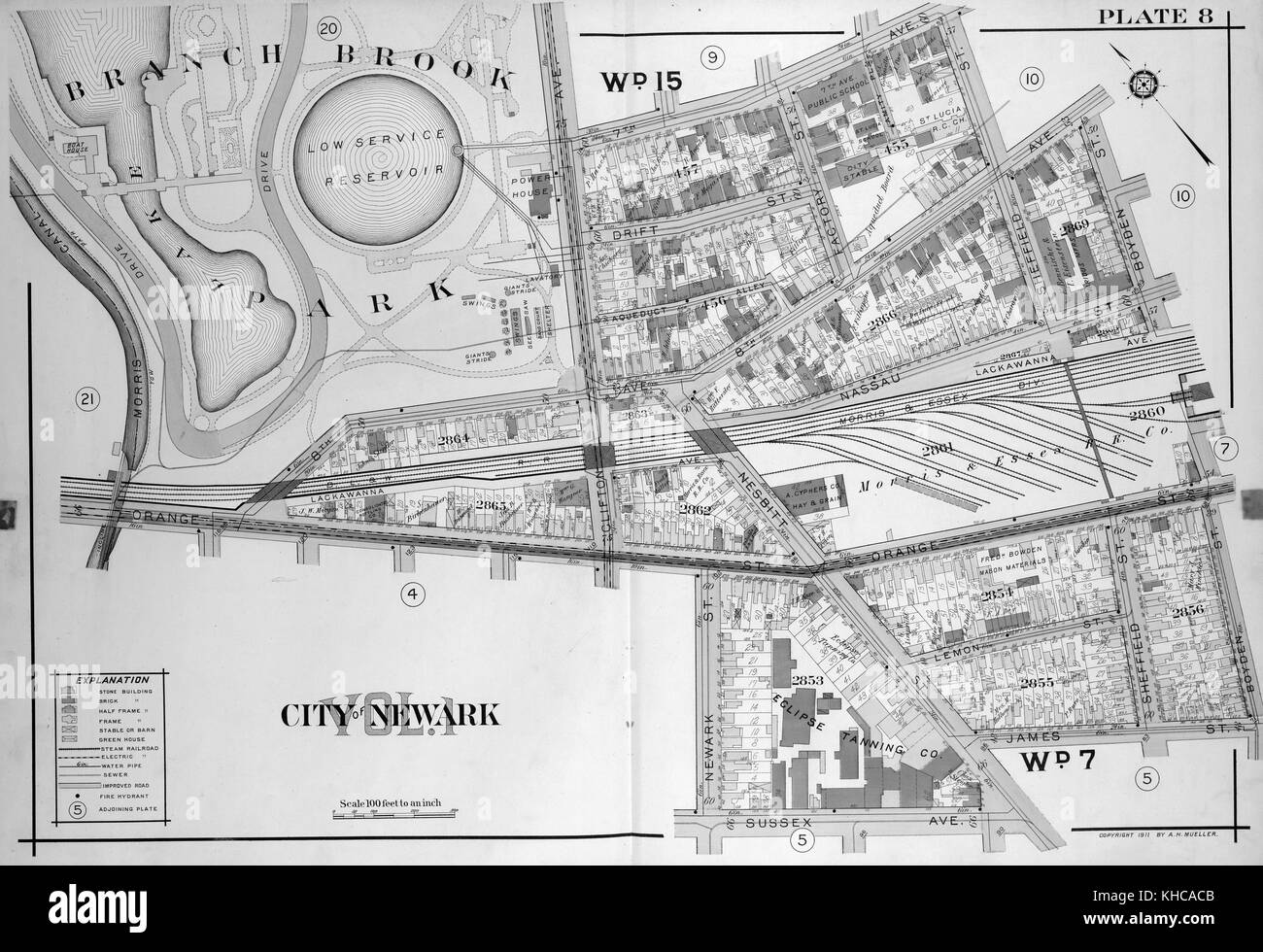 Une double page d'une carte d'impression, dispose d'un codage couleur pour fournir des informations sur les bâtiments et les infrastructures, à Newark, New Jersey, 1911. à partir de la bibliothèque publique de new york. Banque D'Images