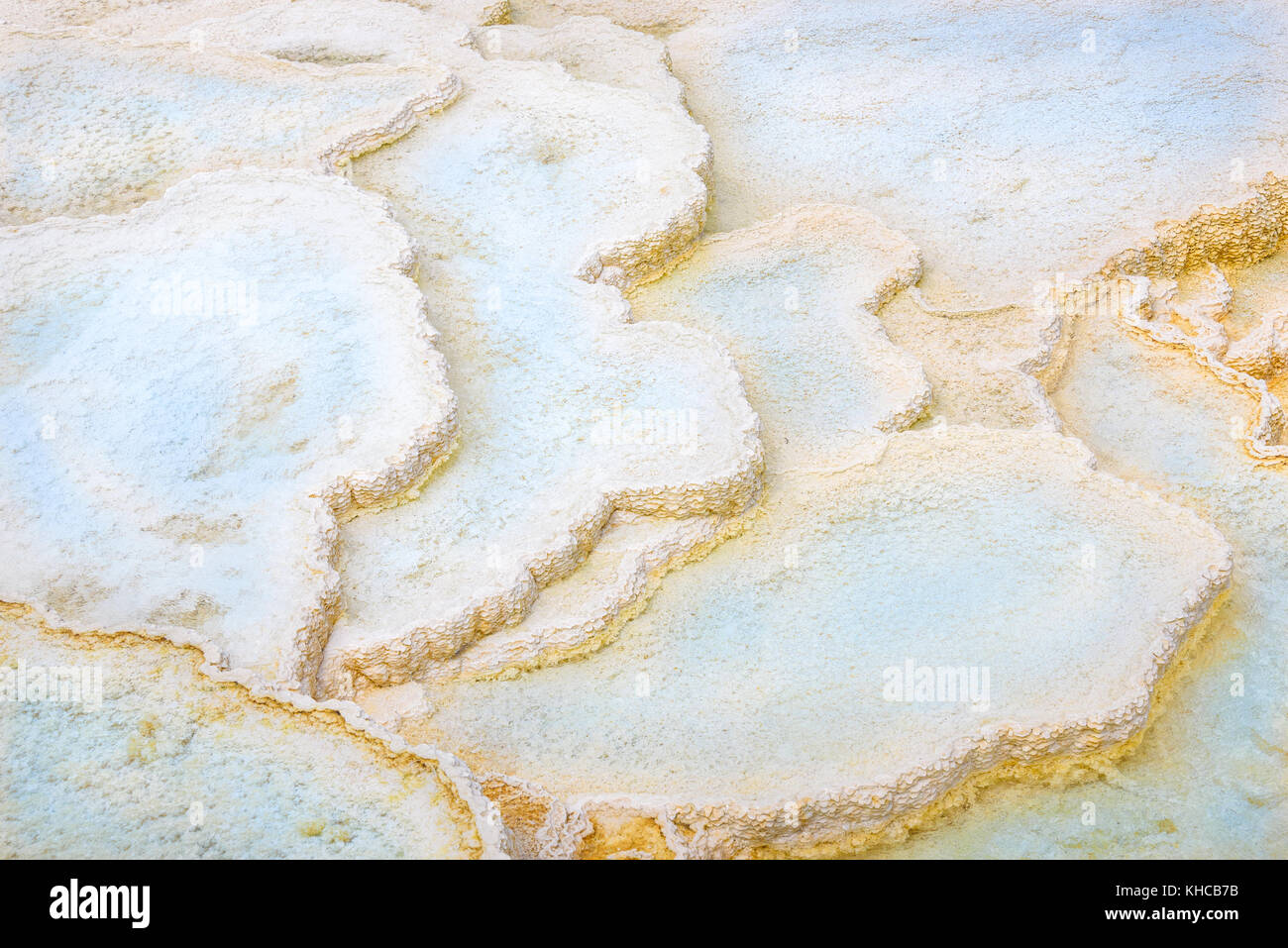 Résumé la texture. piscines en travertin, des formations d'une terrasse à Mammoth Hot Springs. Le parc de Yellowstone, États-Unis Banque D'Images