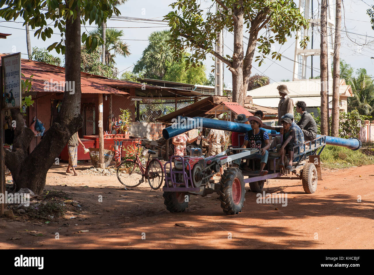 Transport de tracteurs, village de Ta Chet, commune de Somroang Yea, district de Puok, province de Siem Reap, Cambodge Banque D'Images