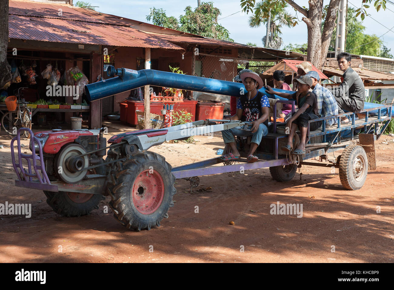 Transport de tracteurs, village de Ta Chet, commune de Somroang Yea, district de Puok, province de Siem Reap, Cambodge Banque D'Images