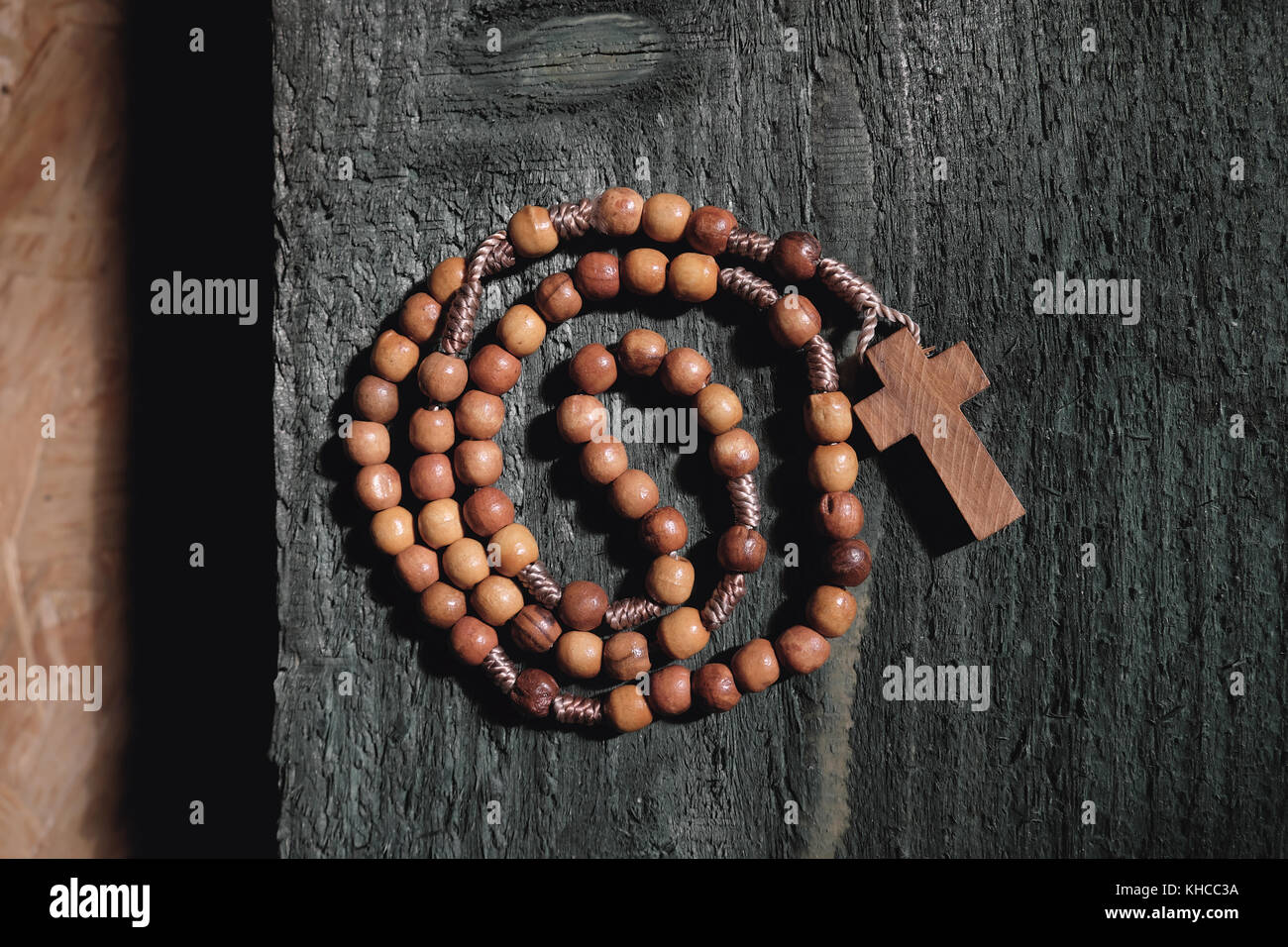 Catholique romain chapelet avec croix en bois Banque D'Images