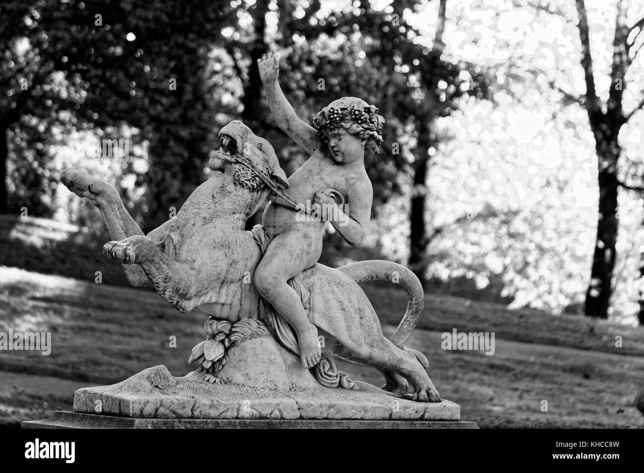La statue de jeune garçon à cheval un animal sauvage comme lion dans parc du château de lancut famille Lubomirski, la Ruthénie subcarpatique voivodship, Pologne europe Banque D'Images