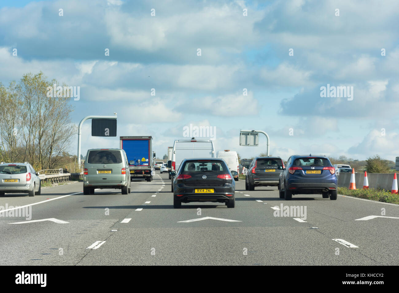 Chevrons de vitesse sur l'autoroute M4, Wiltshire, Angleterre, Royaume-Uni Banque D'Images