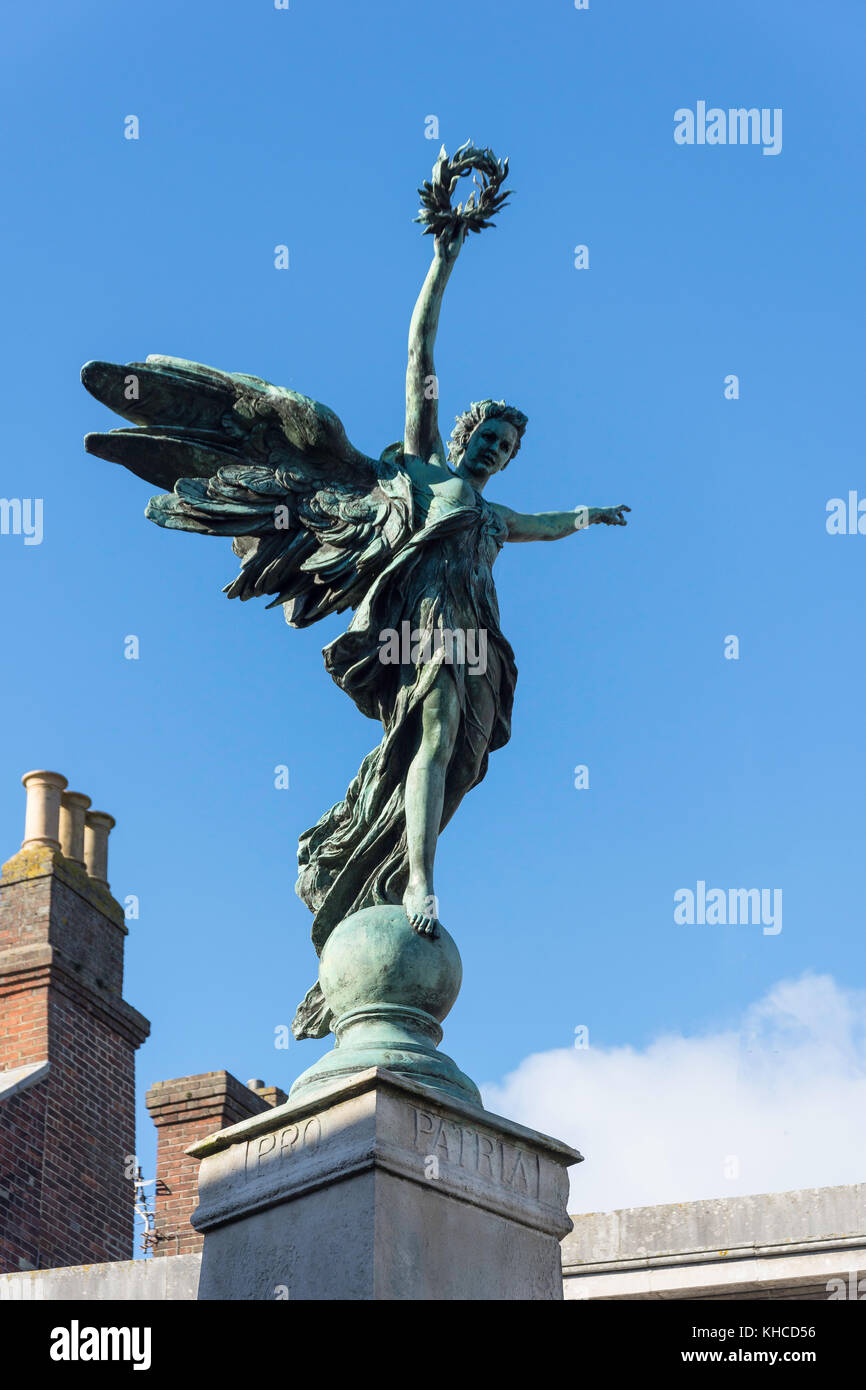Statue en bronze d'une Victoire ailée sur haut de Yakima, Yakima War Memorial High Street, Lewes, East Sussex, Angleterre, Royaume-Uni Banque D'Images