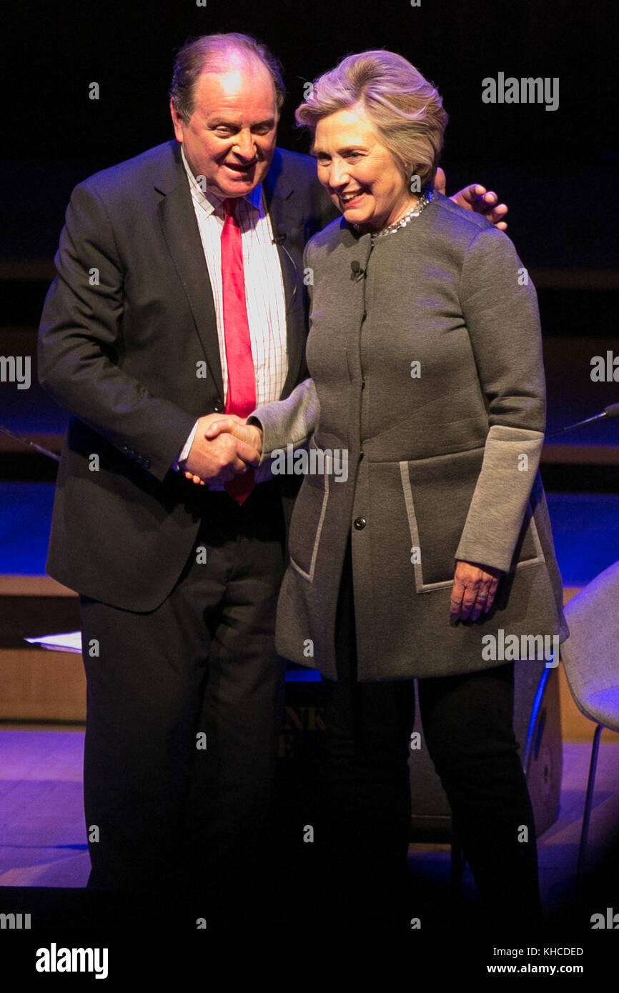 L'ancienne secrétaire d'État américaine Hilary Clinton fait signe sur scène après son discours au London Literary Festival au Royal Festival Hall, où elle parlait de son dernier livre « What Happen » qui reflète sa défaite contre Donald Trump lors de l'élection présidentielle américaine de 2016. Avec la participation des artistes : James Naughtie, Hillary Clinton où : Londres, Royaume-Uni quand : 15 Oct 2017 crédit : WENN.com Banque D'Images