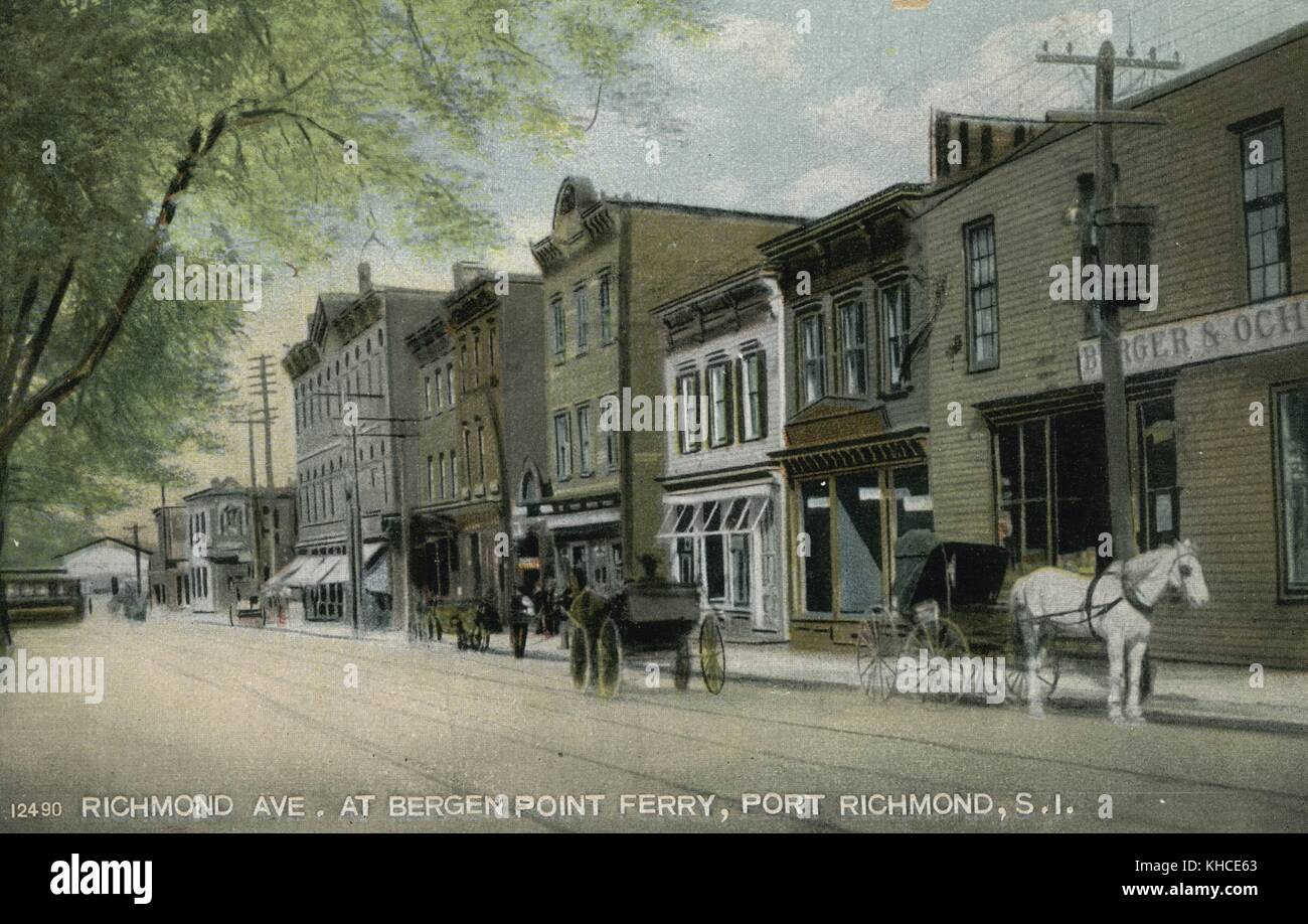 Carte postale colorée à la main avec quai de ferry à distance, boutiques et vieux bâtiments le long de la rue avec des véhicules tirés par des chevaux, pistes de tramway sur la route, intitulé « Richmond Avenue at Bergen point Ferry, Port Richmond, Staten Island », Staten Island, New York, 1900. De la bibliothèque publique de New York. Banque D'Images