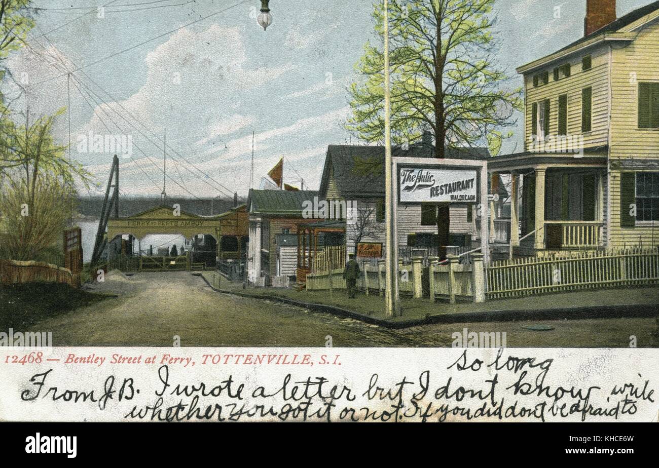 Carte postale colorée à la main avec vue sur la porte du ferry vers le New Jersey et le restaurant au coin de la rue, intitulé « Bentley Street at Ferry, Tottenville, Staten Island », Staten Island, New York, 1900. De la bibliothèque publique de New York. Banque D'Images