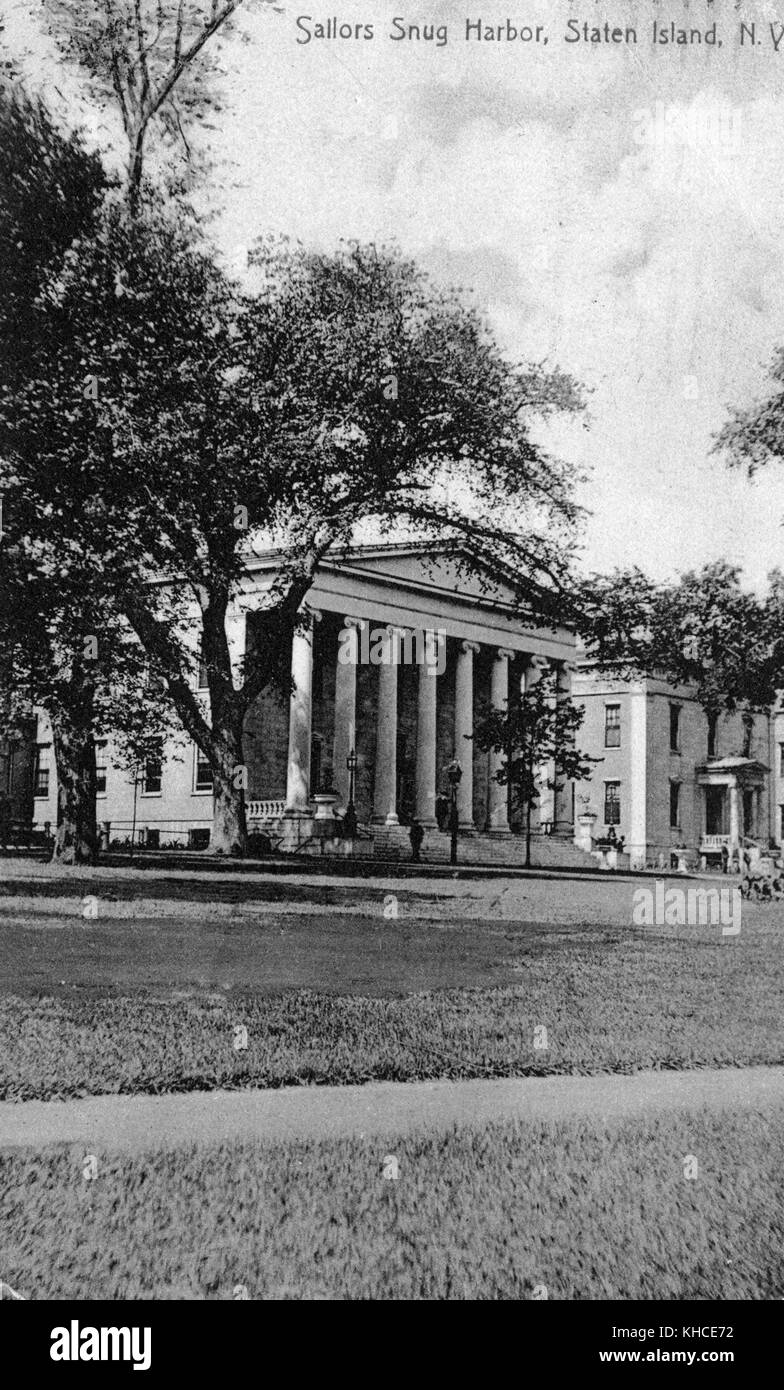 Carte postale d'une photo extérieure d'une partie de Temple Row, deux des bâtiments construits dans un style grec de renouveau peut être vu, de grandes colonnes soutiennent un toit au-dessus de l'entrée du bâtiment au centre de la photo, l'image inclut également une grande pelouse, Arbres et un trottoir, Snug Harbour des marins, Staten Island, New York, 1900. De la bibliothèque publique de New York. Banque D'Images