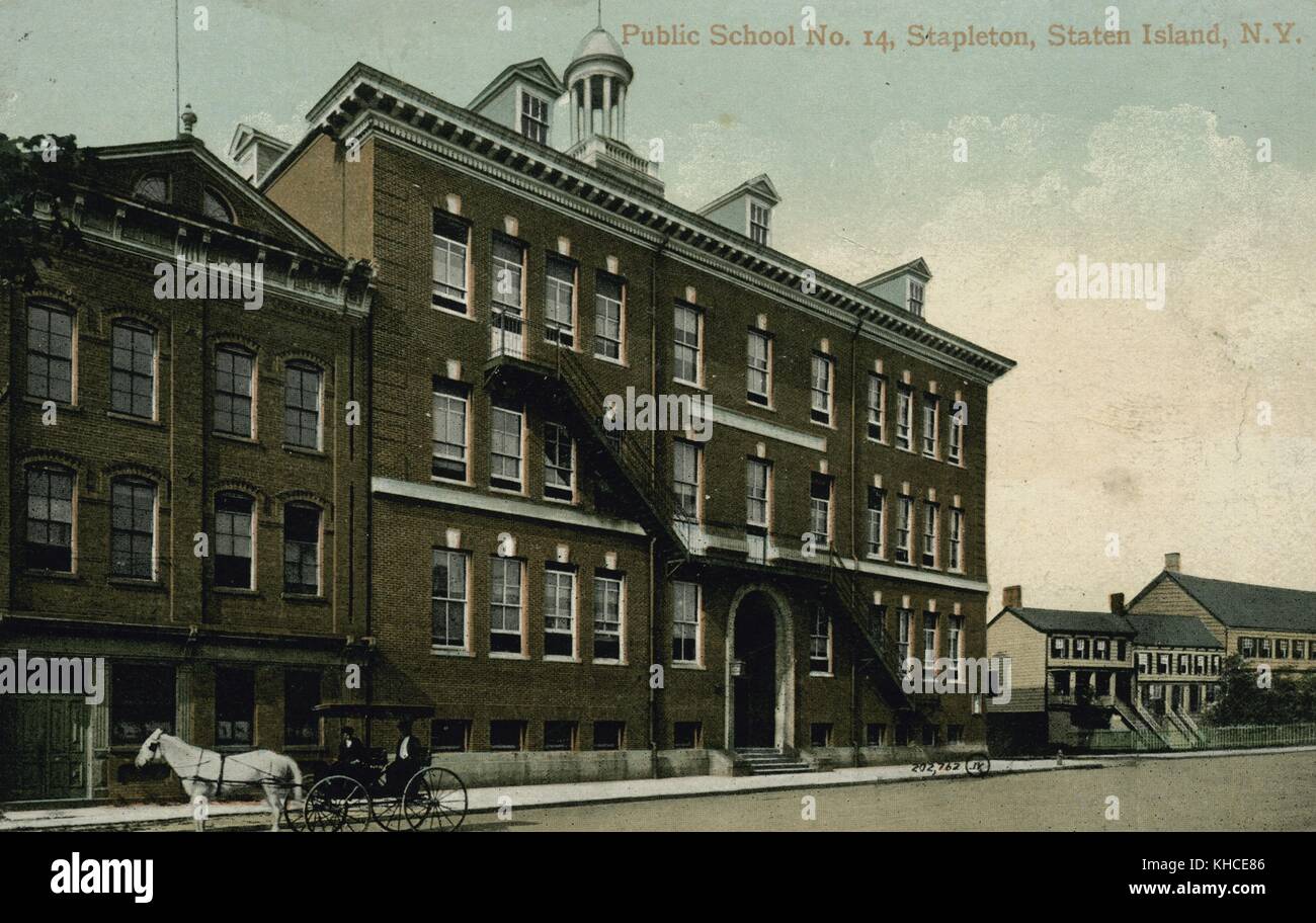 Carte postale d'une photographie teintée de l'extérieur de l'école publique n° 14, l'école est un bâtiment de quatre étages à face de brique, un autre bâtiment de trois étages est attaché, une voiture tirée par des chevaux peut être vu debout encore sur la rue, de grandes maisons peuvent être vues en bas de la rue, Stapleton, Staten Island, New York, 1900. De la bibliothèque publique de New York. Banque D'Images