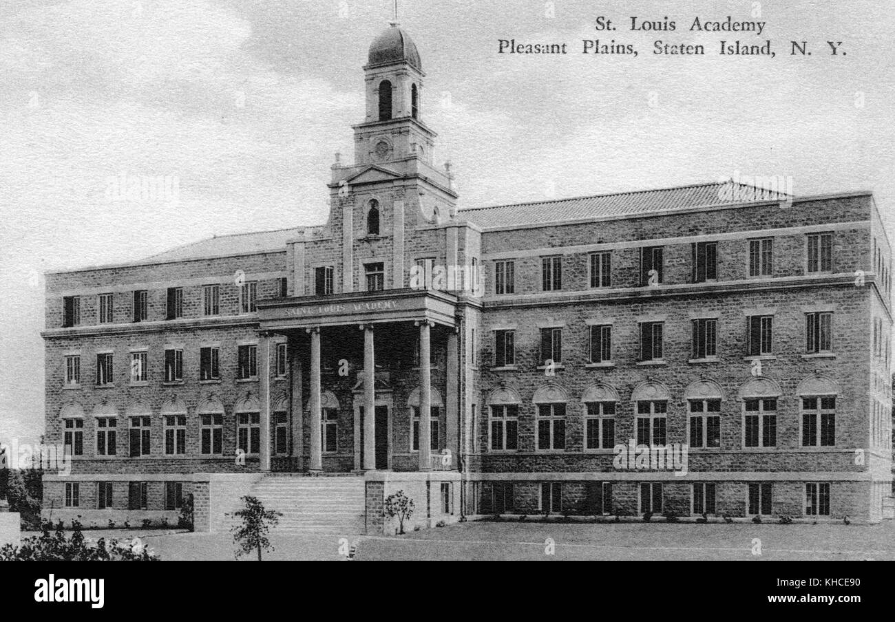 Carte postale d'une photo de l'extérieur de l'Académie St Louis, l'école est un grand bâtiment de quatre étages en briques, des marches en pierre mènent à l'entrée qui a un toit tenu par deux piliers de haut étage, une tour s'élève au-dessus du milieu du bâtiment, Pleasant Plains, Staten Island, New York, 1900. De la bibliothèque publique de New York. Banque D'Images