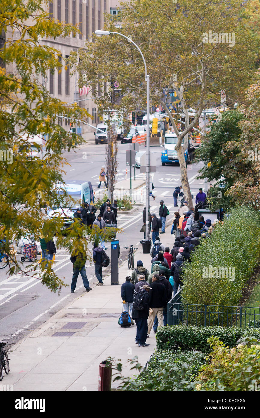 Les sans-abri et de travailleurs pauvres la queue aux saints apôtres d'une soupe populaire à Chelsea à new york le Mardi, Novembre 7, 2017. la soupe populaire, qui a été créé en 1982 a le plus grand programme d'alimentation d'urgence dans la région des trois états et a servi plus de 4 millions de repas. le ré-élu maire de New York bill de blasio a fait une de ses priorités de son administration l'objectif ambitieux de l'inversion de l'itinérance dans la ville. (© richard b. levine) Banque D'Images