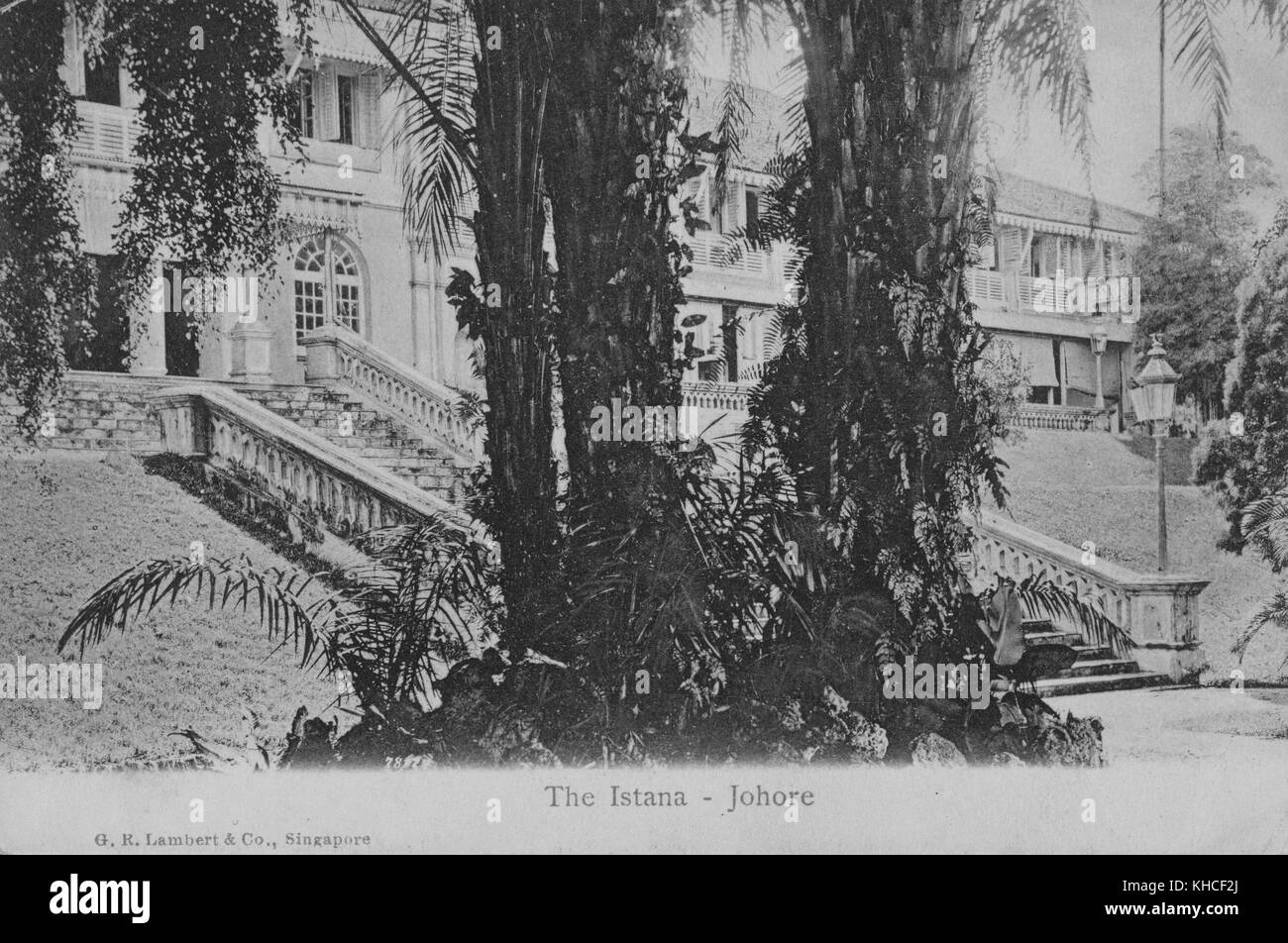 Carte postale montrant l'avant d'un grand bâtiment, avec des palmiers et d'autres végétation, intitulé Istana - Johore, palais royal du Sultan de Johor qui est situé à Johor Bahru, Malaisie, 1904. De la bibliothèque publique de New York. Banque D'Images
