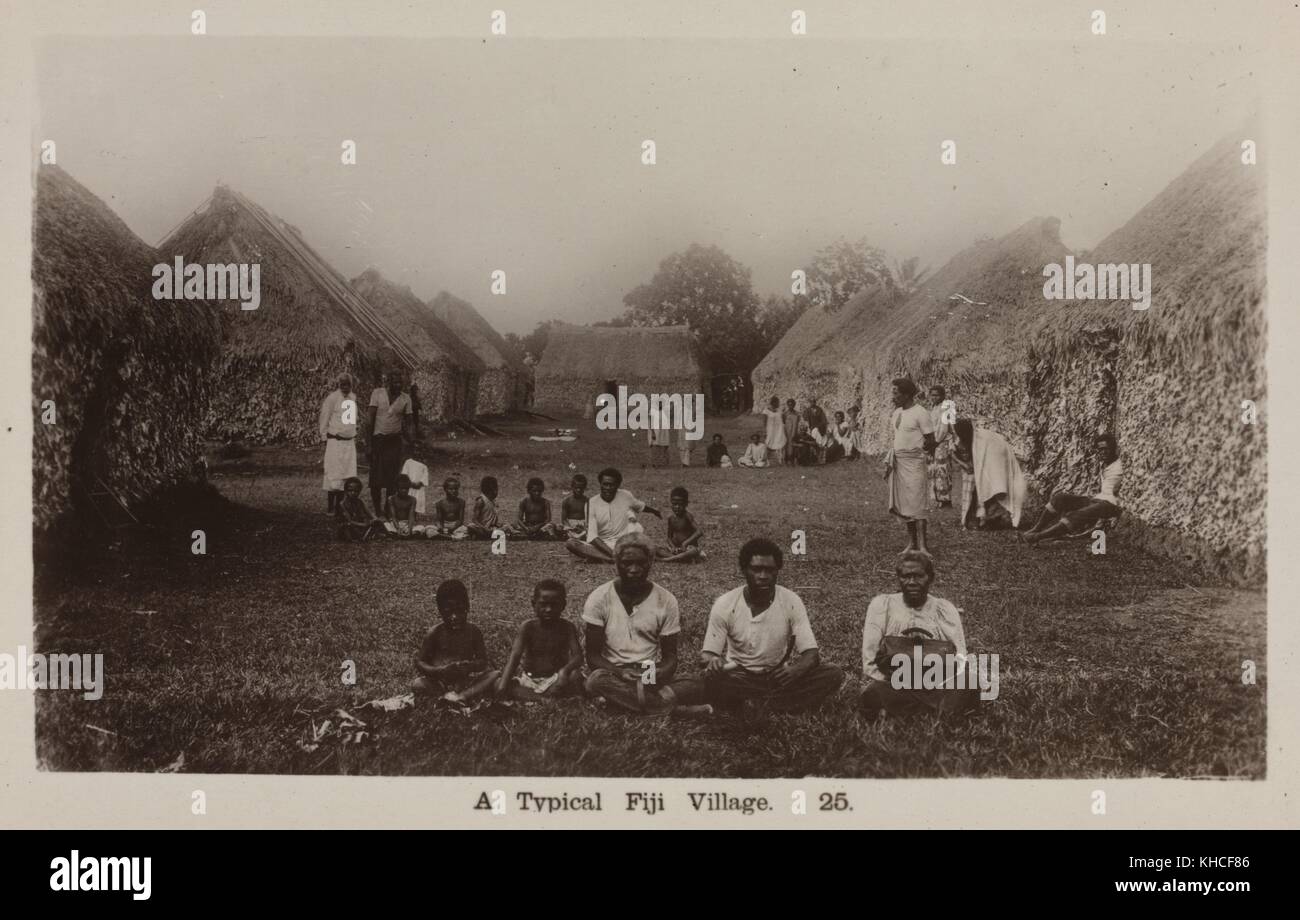 Carte postale a marqué UN village typique de Fidji, montrant un village bordé de grandes huttes, et plusieurs personnes marchant et assis sur le sol, 1913. De la bibliothèque publique de New York. Banque D'Images
