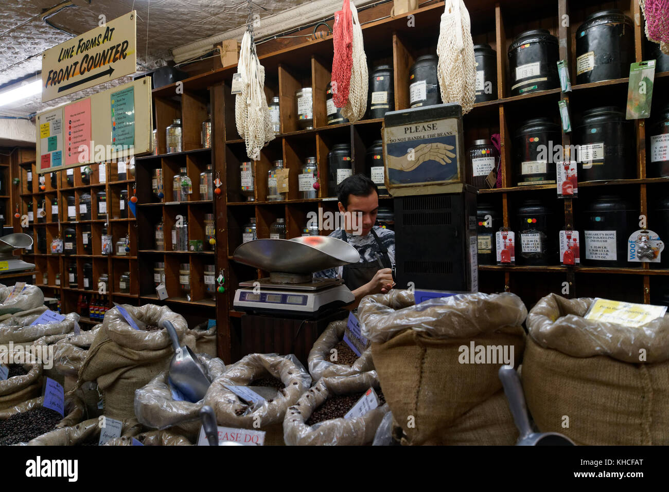 Le Porto Rico importateur a été dans les affaires que le café et le thé importateurs depuis 1907. Le magasin est sur Bleecker Street dans Greenwich Village. Banque D'Images