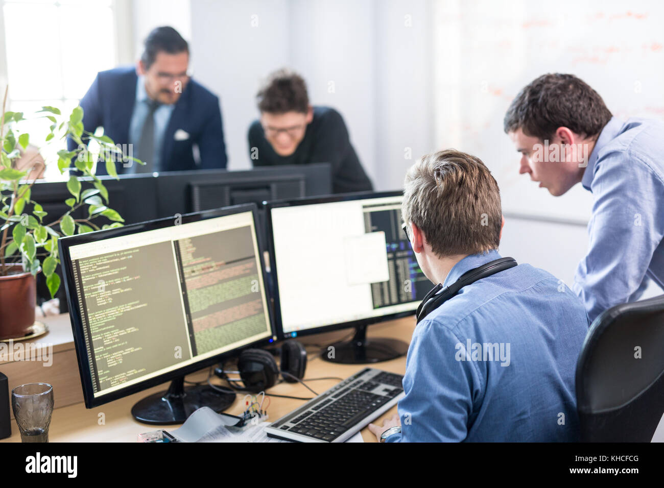 Résolution des problèmes de démarrage d'entreprise. Les développeurs de logiciels travaillant sur ordinateur de bureau. Banque D'Images