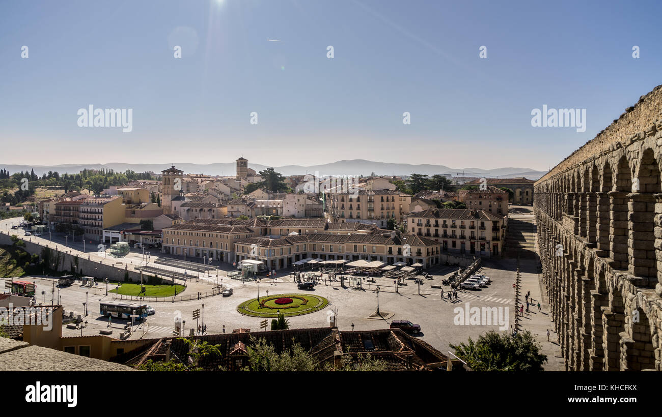 SÉGOVIE, ESPAGNE - 2 SEPTEMBRE 2017 : L'ancien pont-aqueduc romain et la vieille ville de Ségovie en Espagne. Banque D'Images