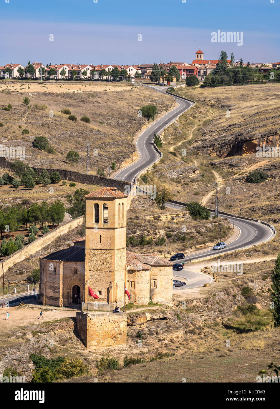 Une ancienne église construite en période de l'Empire romain se dresse sur le flanc de la route non loin du village de Segovia, Castilla y Leon, Espagne. Banque D'Images