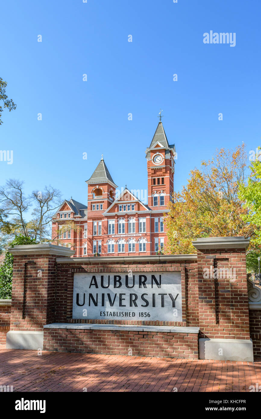 L'Université d'Auburn, William J Samford Hall, bâtiment de l'administration sur le campus du collège avec sa tour de l'horloge à Auburn en Alabama, USA. Banque D'Images