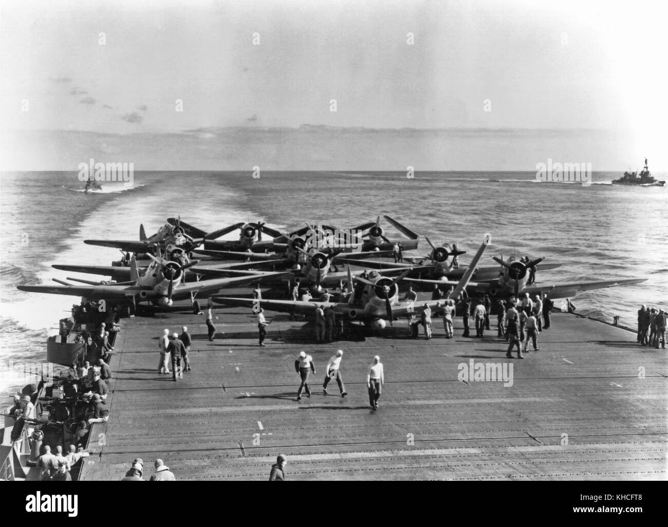 U.S. Navy escadron torpille Six (VT-6) AC-1 sont prêts pour le lancement sur l'USS Enterprise (CV-6) à environ 0730-0740 heures, 4 juin 1942. Onze des quatorze TBDs lancé à partir de l'entreprise sont visibles. Trois autres TBDs et 10 F4F pompiers doivent encore être poussée à fond avant de lancer peut commencer. Bataille de Midway Banque D'Images