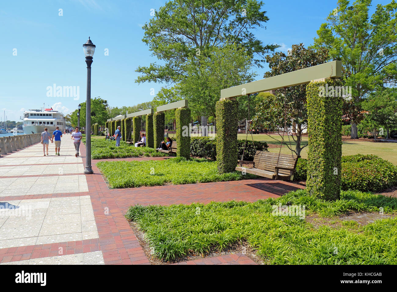 BEAUFORT, CAROLINE DU SUD - 16 AVRIL 2017 : les gens apprécient les balançoires et la promenade du Henry C. Chambers Waterfront Park situé au sud de Bay Stree Banque D'Images BEAUFORT, CAROLINE DU SUD - 16 AVRIL 2017 : les gens apprécient les balançoires et la promenade du Henry C. Chambers Waterfront Park situé au sud de Bay Stree Banque D'Images