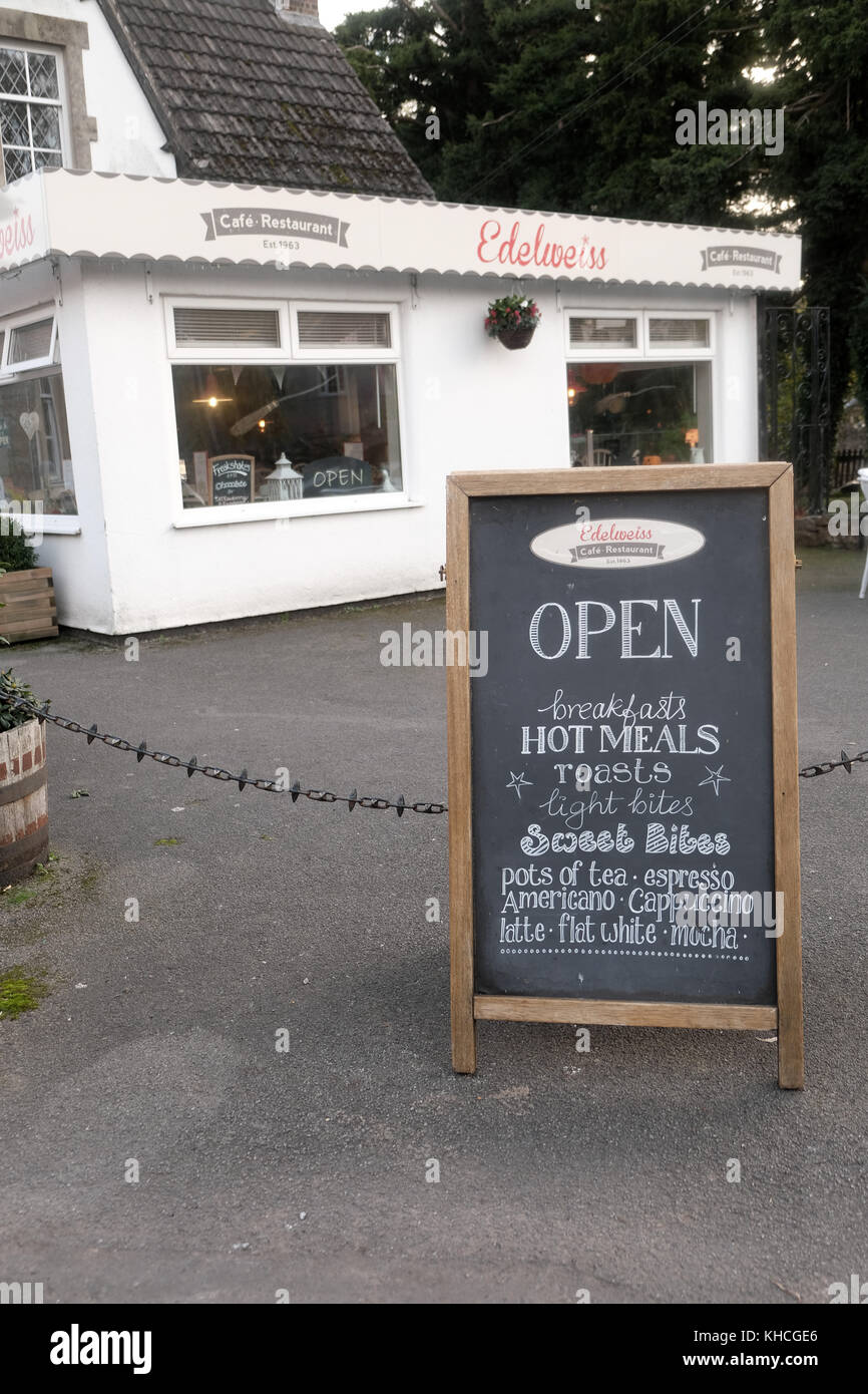 Octobre 2017 - Edelweiss café signe dans le Somerset village rural de Cheddar près de la célèbre Gorge de Cheddar Banque D'Images