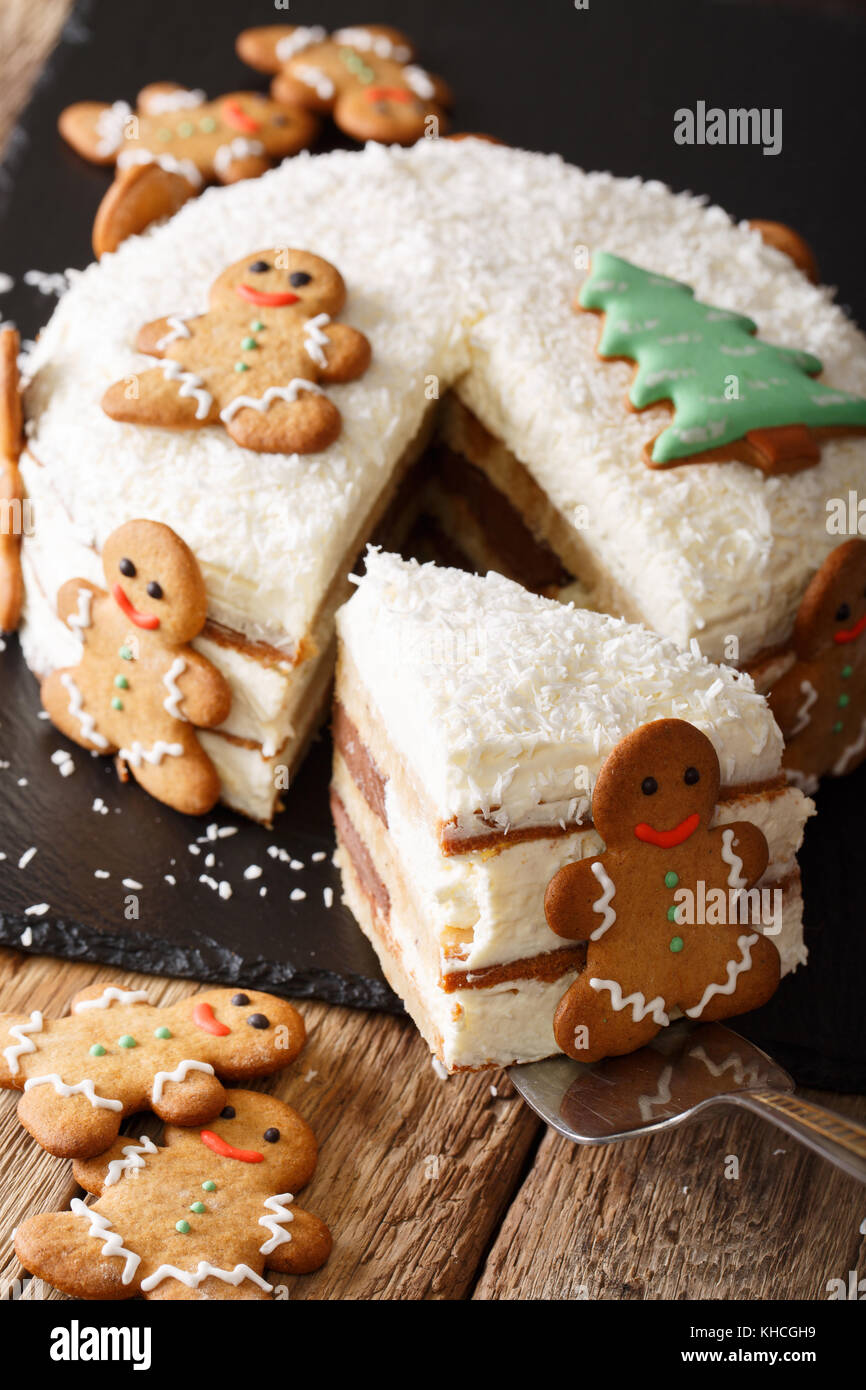 Gâteau de gingembre Noël avec du fromage en crème est décorée avec des épices sur la table. vertical Banque D'Images