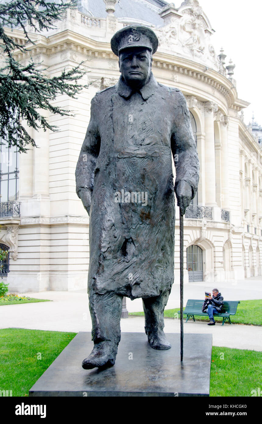 Paris, France. Statue de Winston Churchill (1988, Jean Cardot) sur l'Avenue Winston Churchill par le Petit Palais Banque D'Images