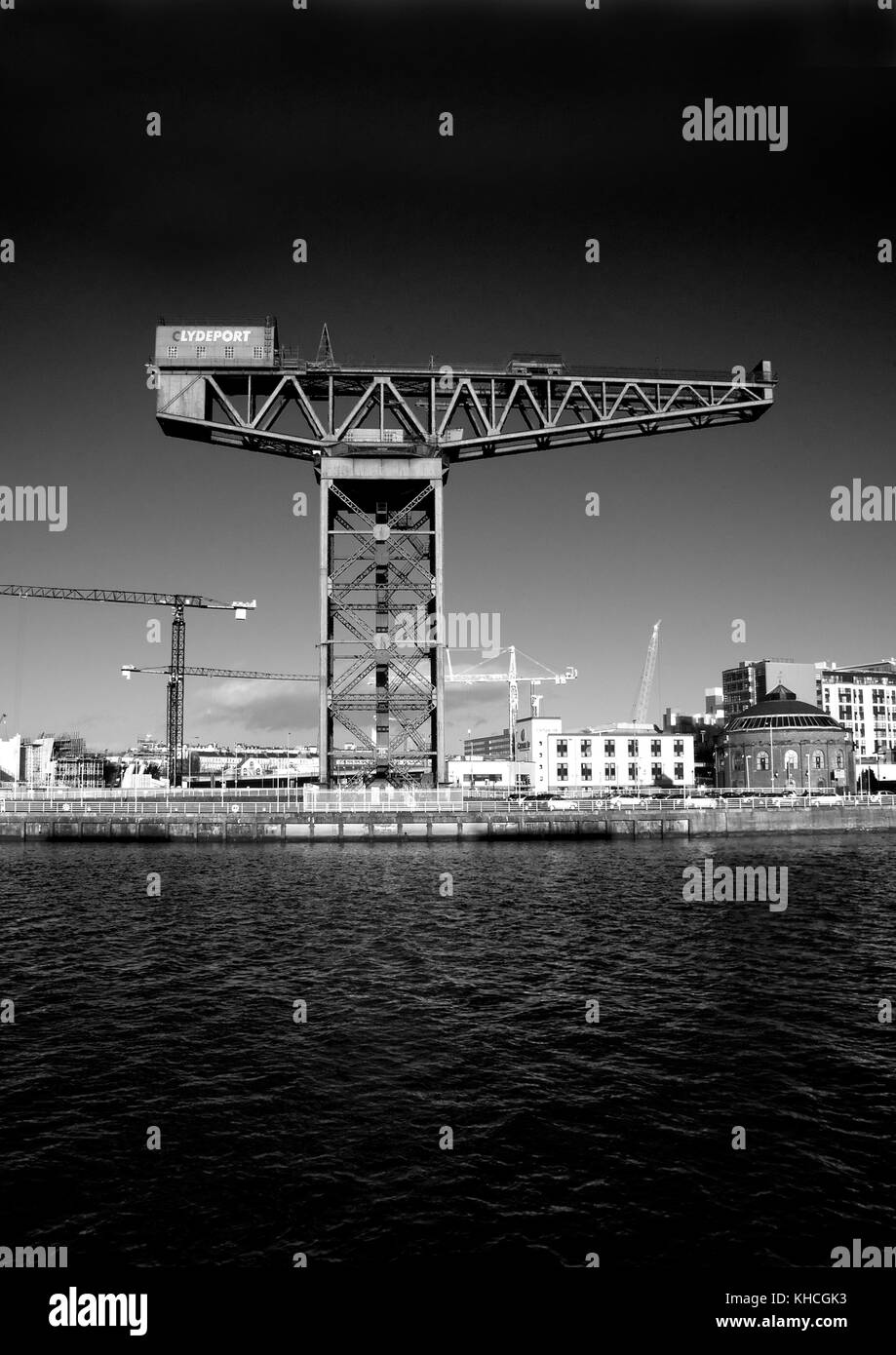 GLASGOW, ÉCOSSE - JANVIER 15 2012 : vue latérale de la grue Finnieston ou de la grue Stobcross au bord de la rivière Clyde à Glasgow Banque D'Images