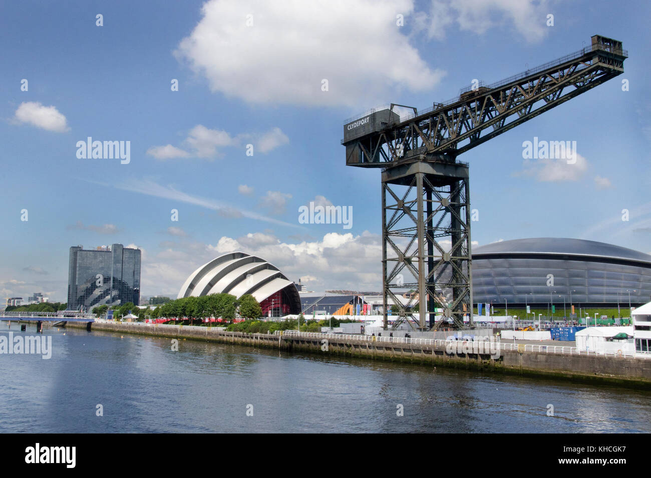 GLASGOW, ÉCOSSE - 28 juillet 2014 : une vue de côté de l'Finnieston crane, SEC et l'Armadillo Crowne Plaza Glasgow Hôtel sur la rivière Clyde Banque D'Images