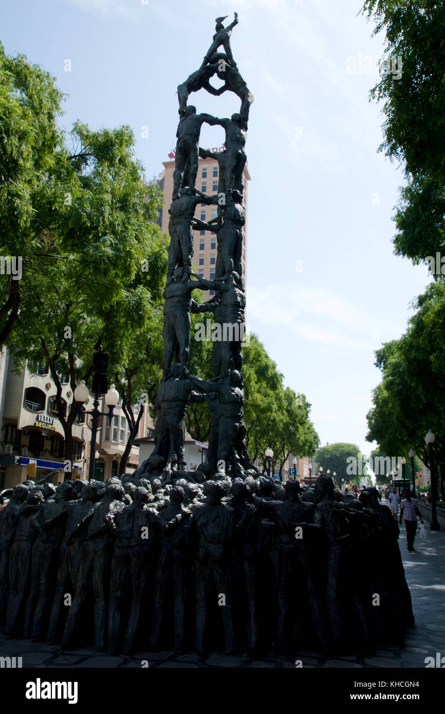 Tarragone, Espagne - août 28th, 2017 : statue de gens faisant des tours humaines, un spectacle traditionnel en Catalogne appelle castellers, avec les gens de l'escalade et faire des structures élevées Banque D'Images