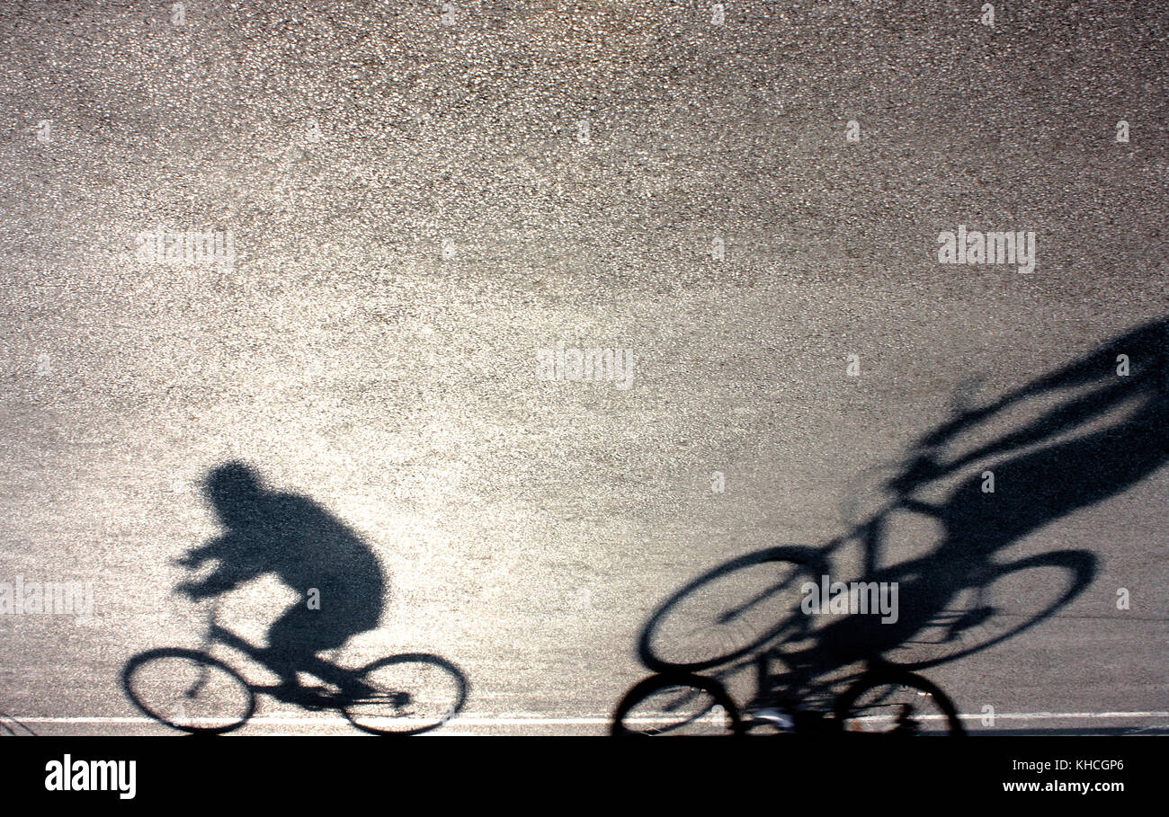 Deux silhouette floue les cyclistes et d'ombre en noir et blanc , à l'envers Banque D'Images