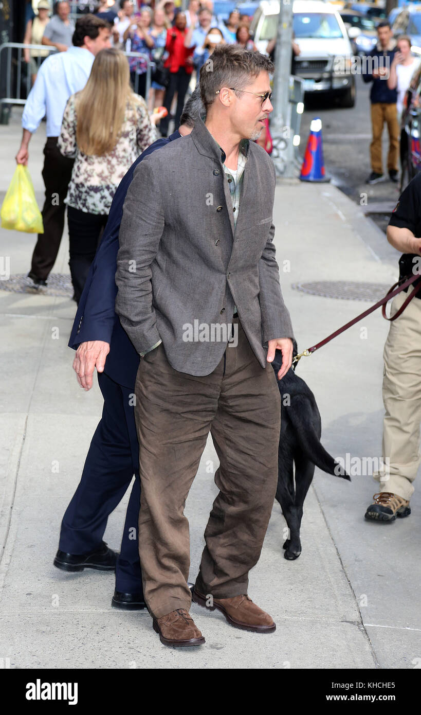 NEW YORK, NY - 17 MAI : Brad Pitt arrive au 'The Late Show with Stephen Colbert' au Ed Sullivan Theater le 16 mai 2017 à New York City People : Brad Pitt transmission Ref : MNC76 Banque D'Images