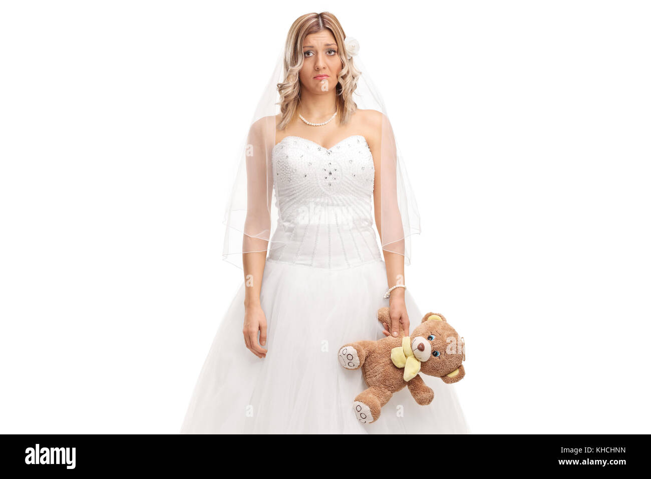 Sad young bride holding a teddy bear isolé sur fond blanc Banque D'Images