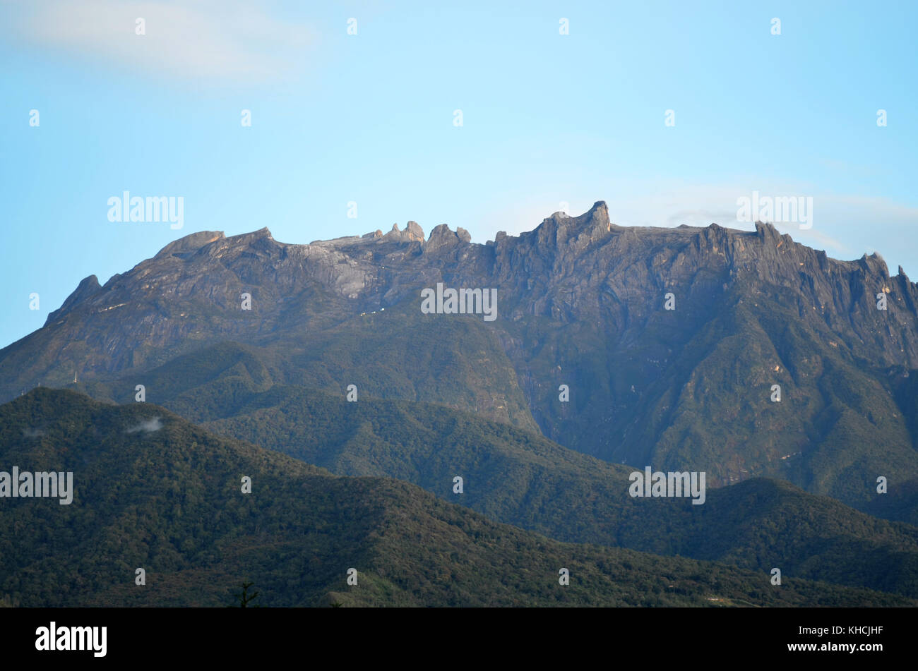 Vue du mont Kinabalu en matin.le mont Kinabalu est une montagne dans la région de kundasang, Sabah, Malaisie. Elle est protégée comme le Parc de Kinabalu, un site du patrimoine mondial Banque D'Images