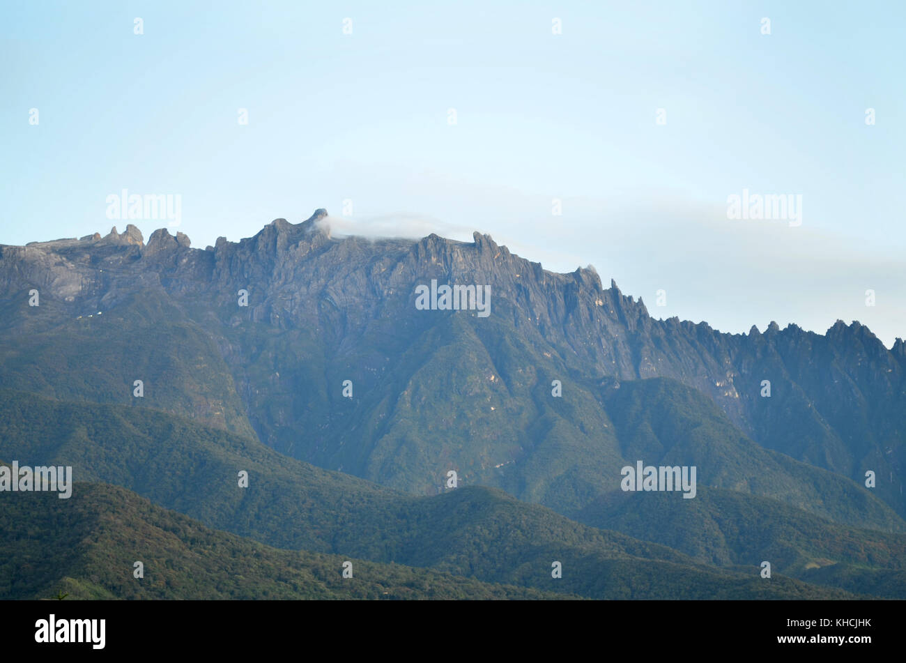 Vue du mont Kinabalu en matin.le mont Kinabalu est une montagne dans la région de kundasang, Sabah, Malaisie. Elle est protégée comme le Parc de Kinabalu, un site du patrimoine mondial Banque D'Images