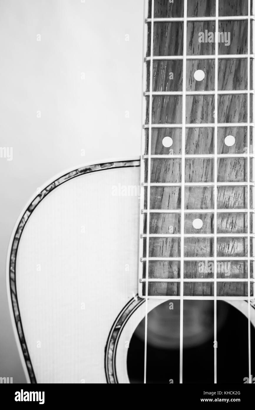 Ukulele contre fond clair Banque D'Images