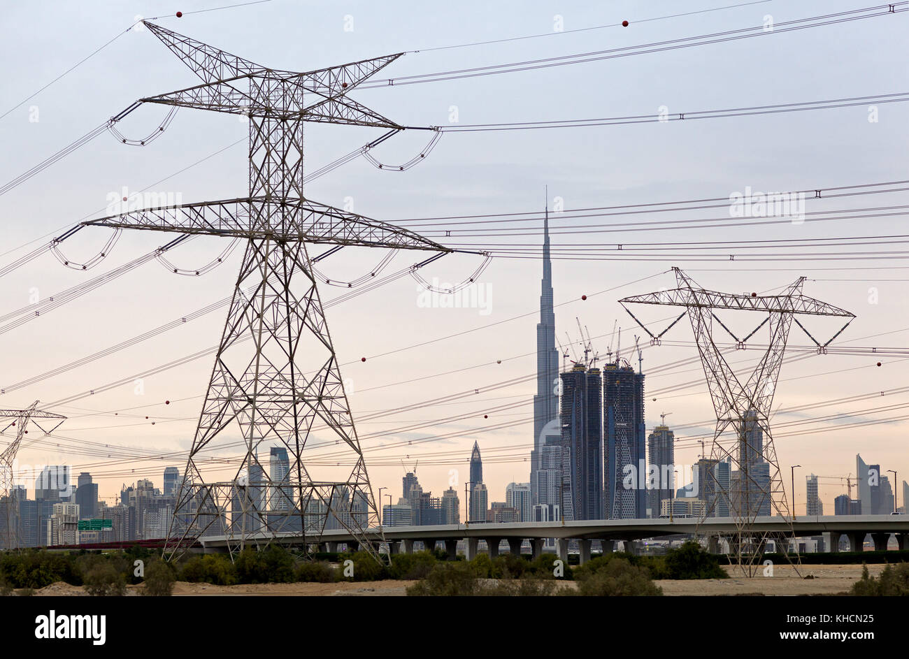 Vue sur les toits de dubai downtown incl. le Burj Khalifa, Hugh pylônes