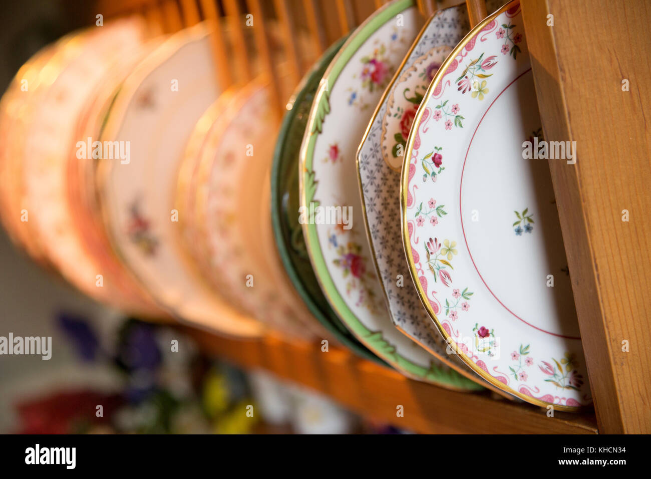 Rangée d'assiettes en porcelaine à pied à platine en roulotte traditionnelle Banque D'Images