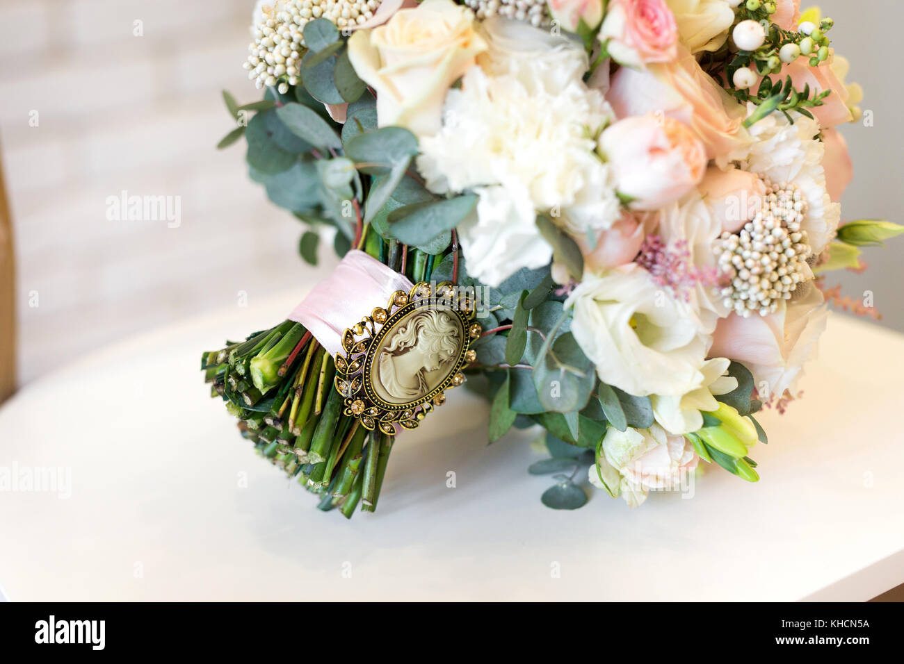 Beau bouquet de mariage se trouve sur une chaise. Détails de mariage. Banque D'Images