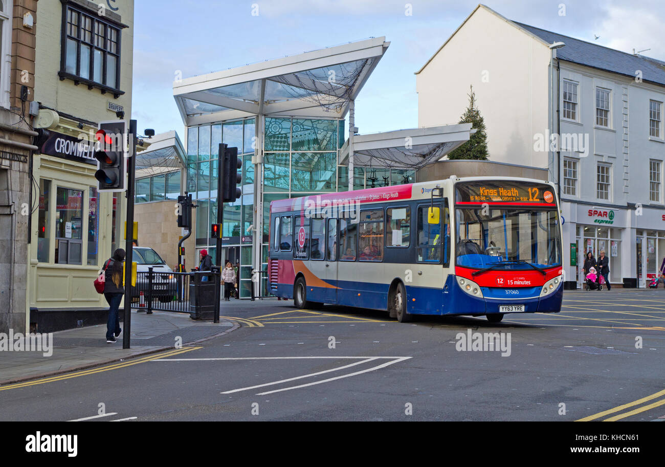 Porte nord station de bus dans le centre-ville, Northampton, a ouvert en mars 2014 sur le site de l'ancien marché aux poissons de la ville. Banque D'Images