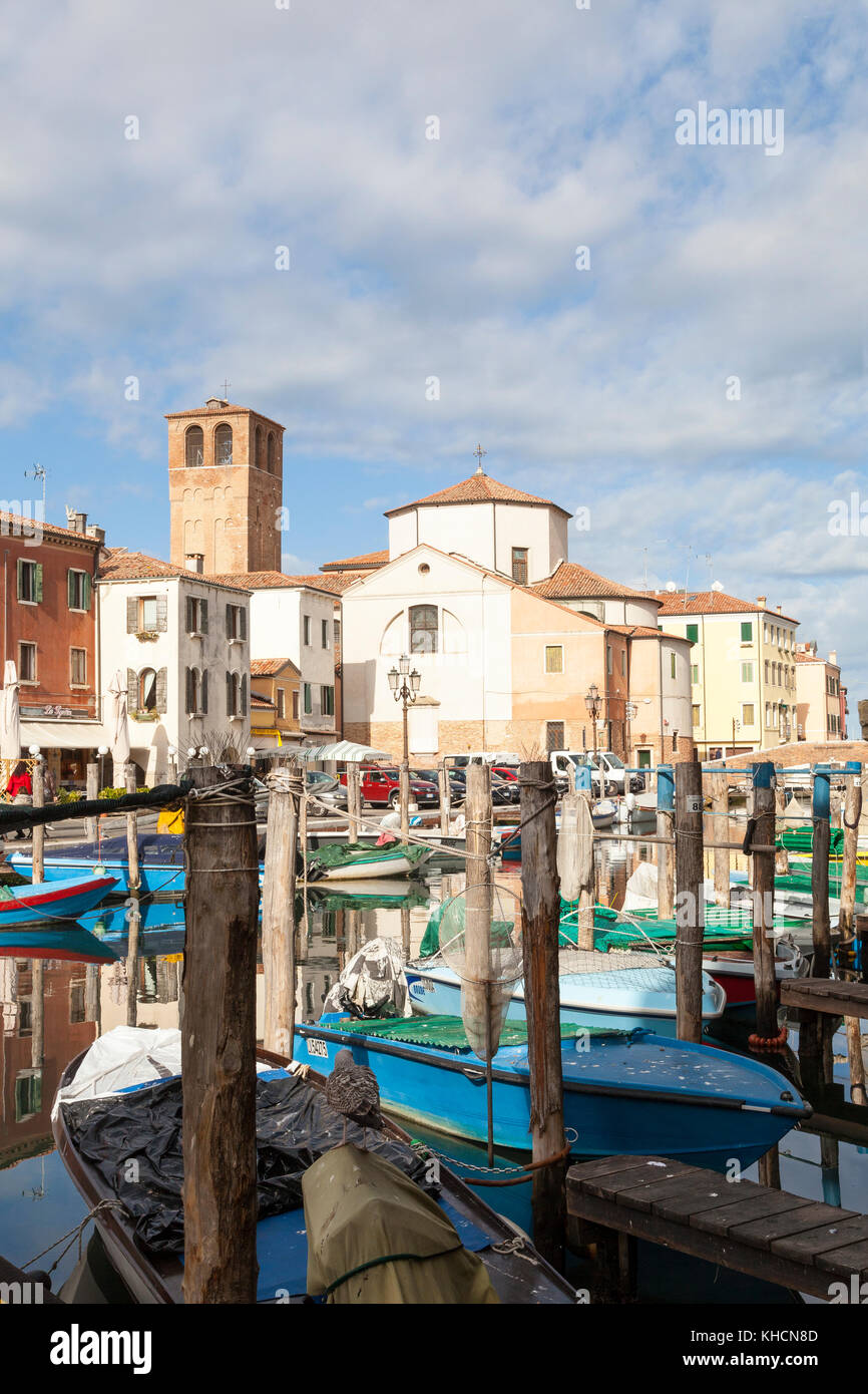 Vue panoramique de Canal Vena, église de Sant'Andrea et bateaux de pêche, de Chioggia, lagune de Venise, Venise, Italie Banque D'Images
