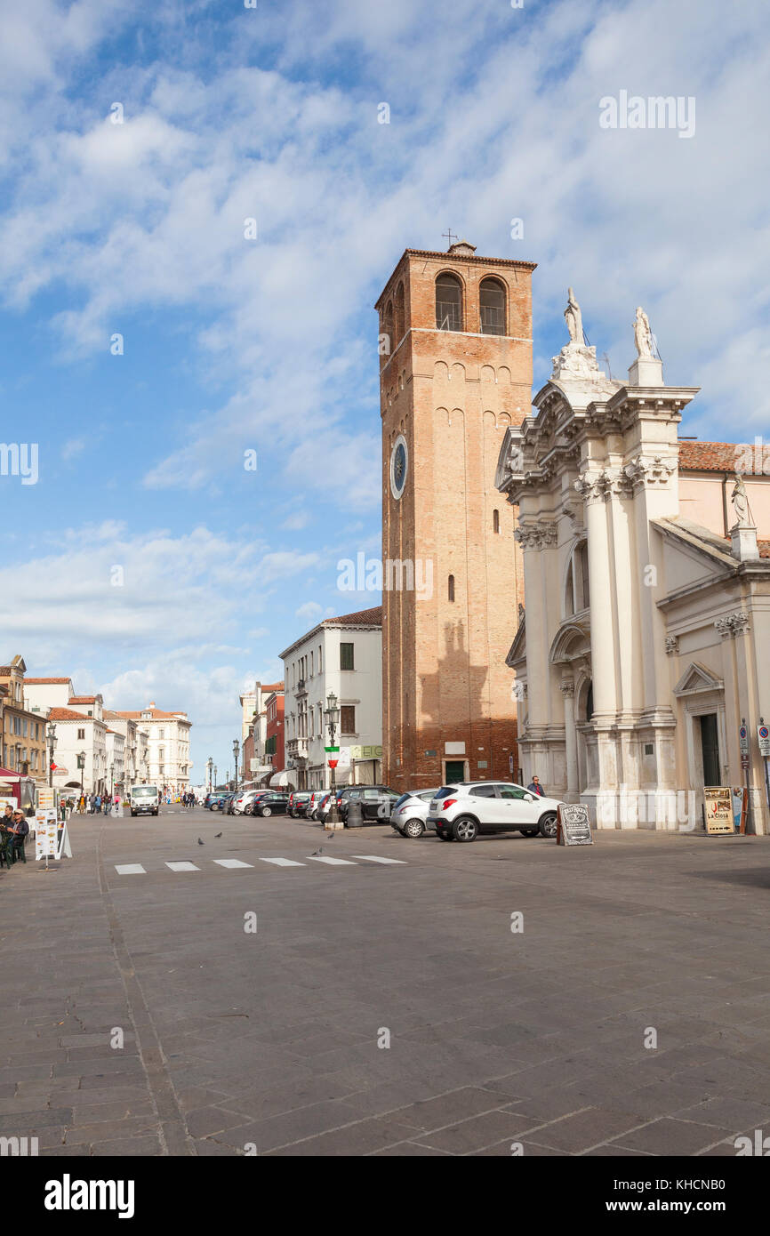 Chioggia, Venise, Italie. Corso del Popolo avec la Torre dell'Orologico S. Andrea, ou la tour de l'horloge de l'église San Andrea Banque D'Images