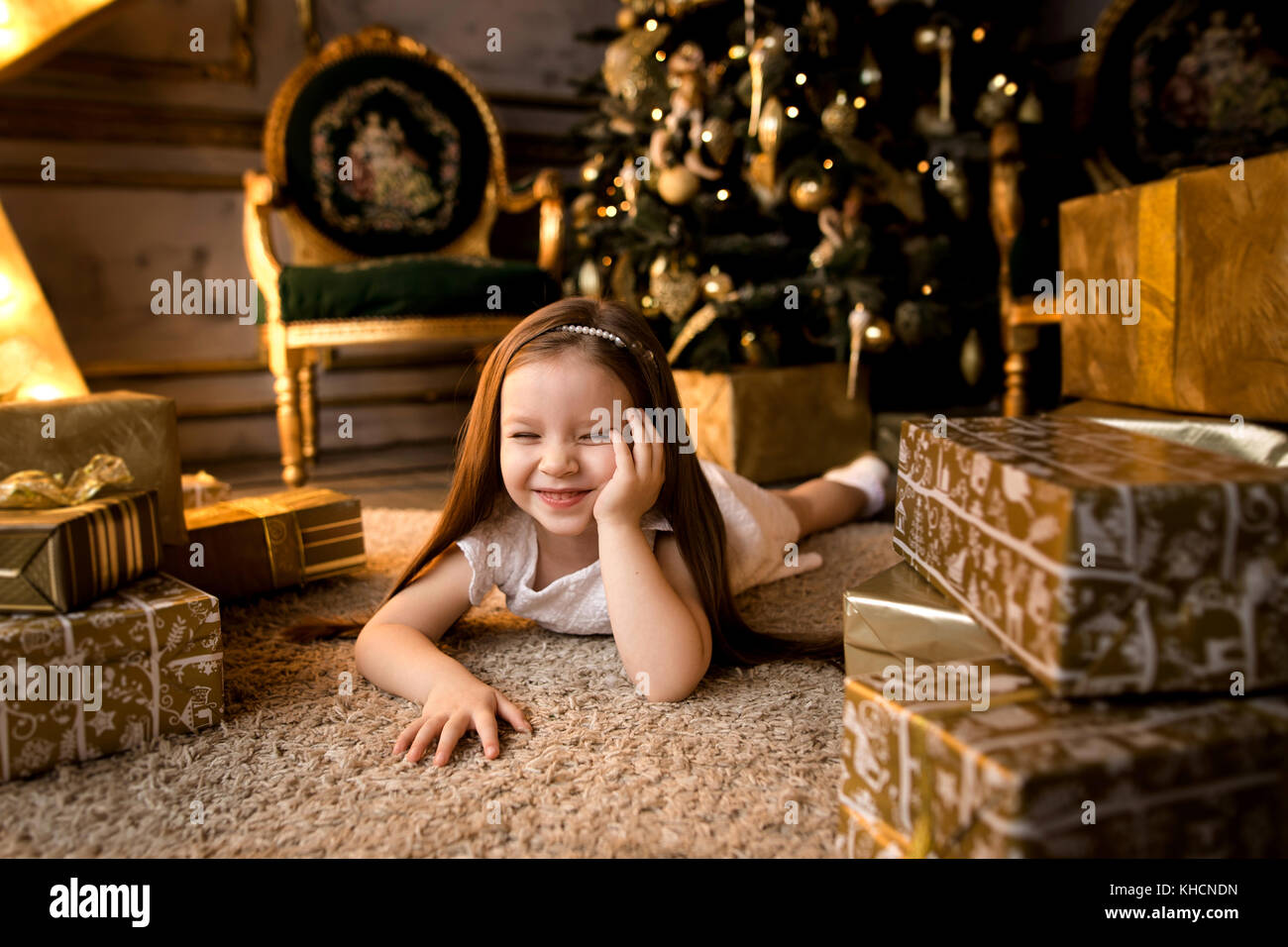 Petite fille fête Noël. les jours fériés. Banque D'Images