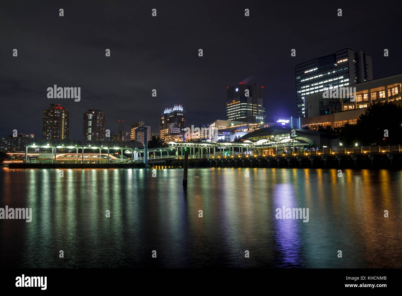 Front de mer à Odaiba, une grande île artificielle dans la baie de Tokyo, développé depuis les années 1990 comme un grand commercial, résident Banque D'Images
